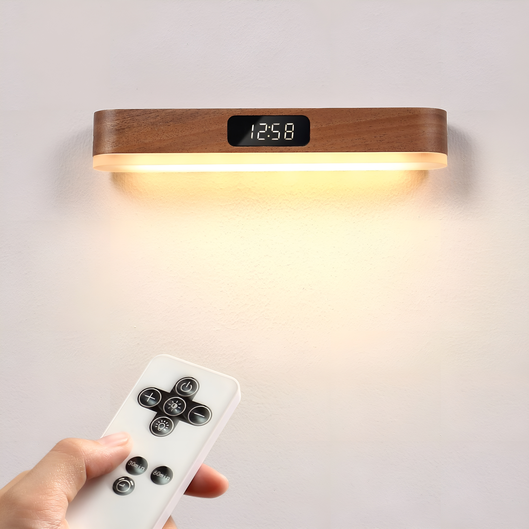 Eine Wandlampe aus Holz mit digitaler Uhranzeige und Fernbedienung in der Hand.