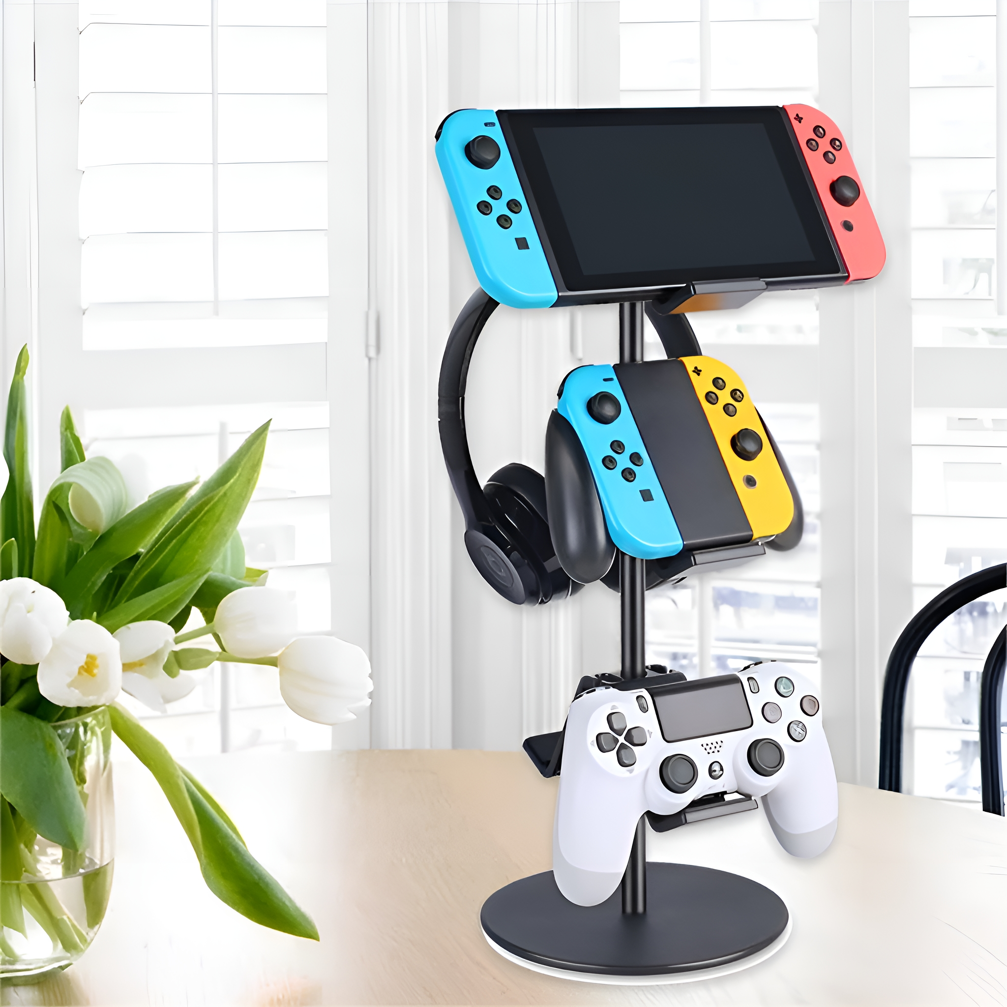 Ein Ständer mit Switch-Konsole, Controllern und Headset.