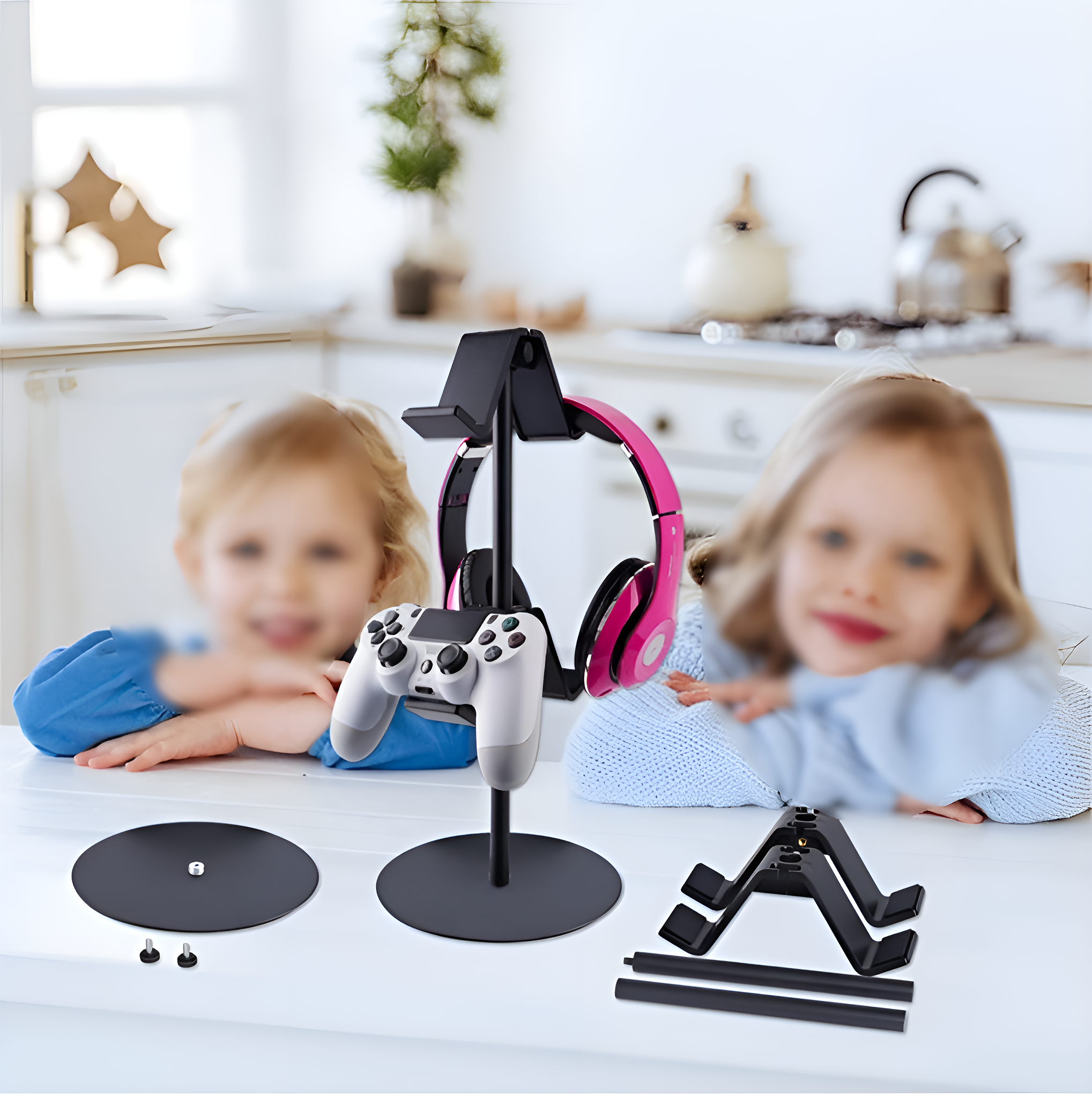 Gaming-Setup mit zwei Kindern im Hintergrund: Kopfhörer, Controller und Ständer.