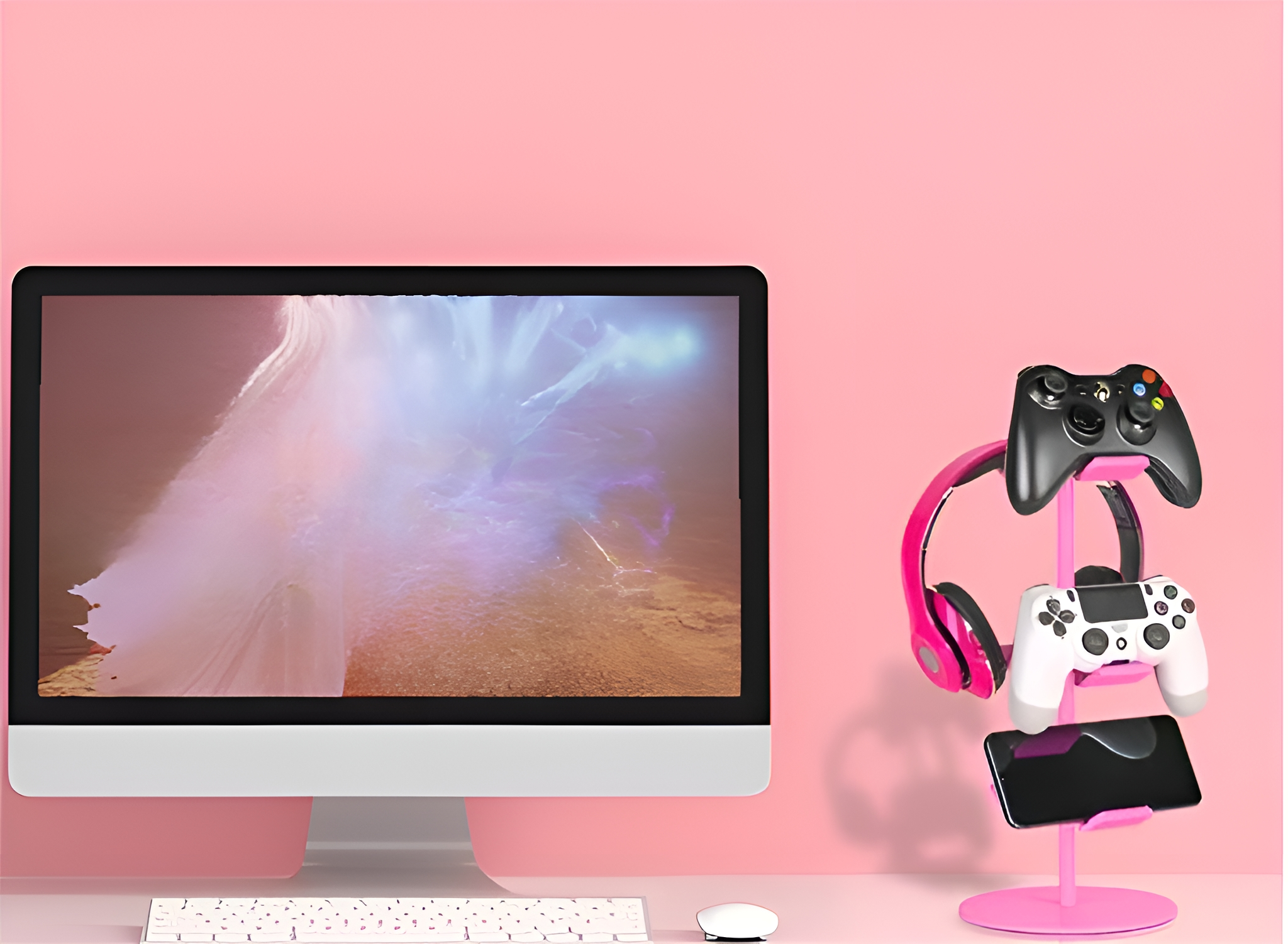 Rosa Schreibtisch mit Monitor, Tastatur, Maus und einem Ständer mit Kopfhörern und Controllern.