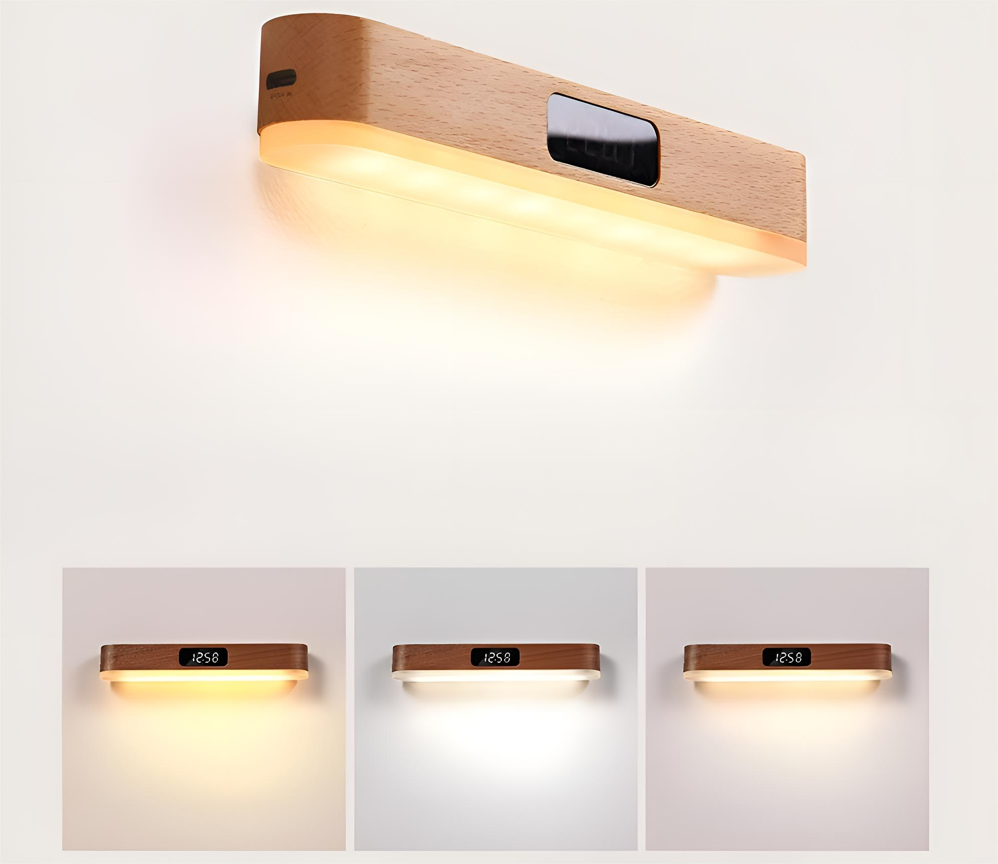 Wandlampe aus Holz mit Licht und Uhr. Gezeigt werden drei verschiedene Beleuchtungsmodi: warm, hell und gedimmt.