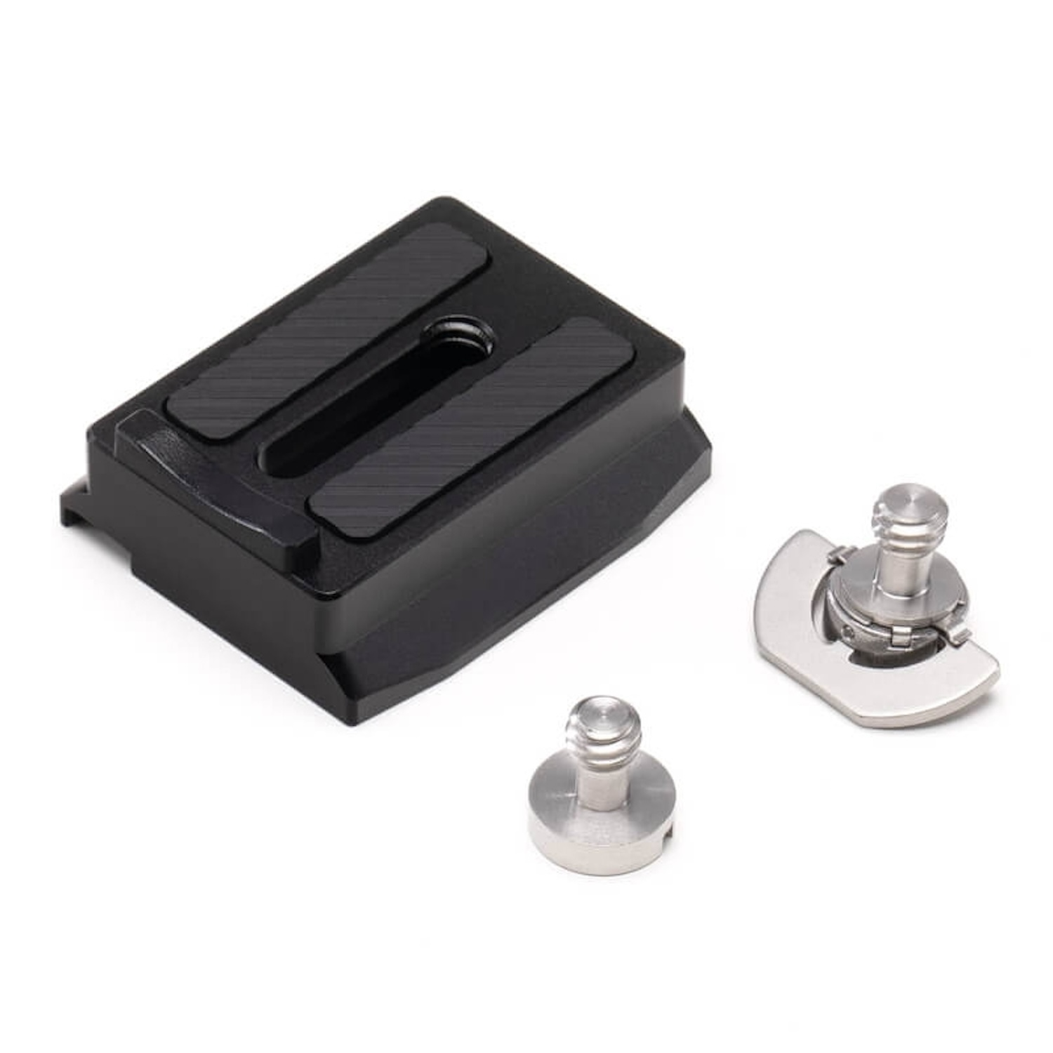Ein schwarzer Adapter mit silbernen Schrauben befindet sich auf einem weißen Hintergrund.