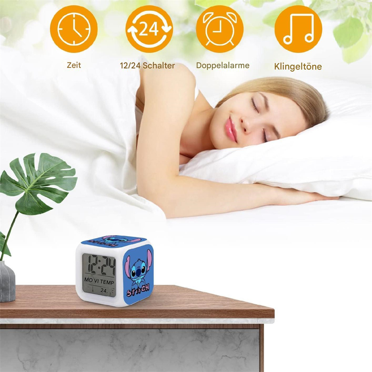 Schlafende Frau im Bett, mit einem Stitch-Wecker auf dem Nachttisch.