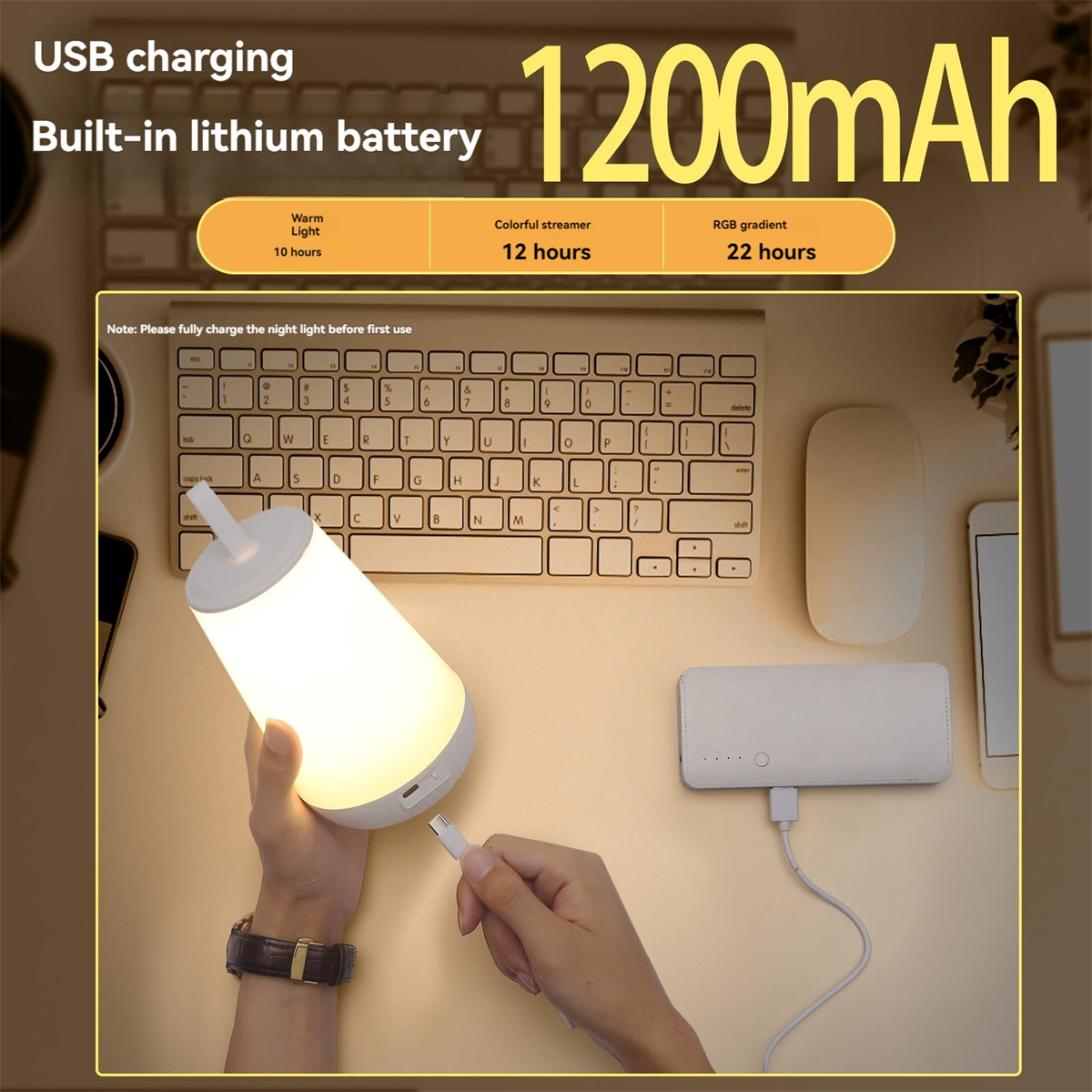 Eine weiße Lampe, die mit einem USB-Kabel aufgeladen wird, Tastatur und Telefon auf dem Schreibtisch.
