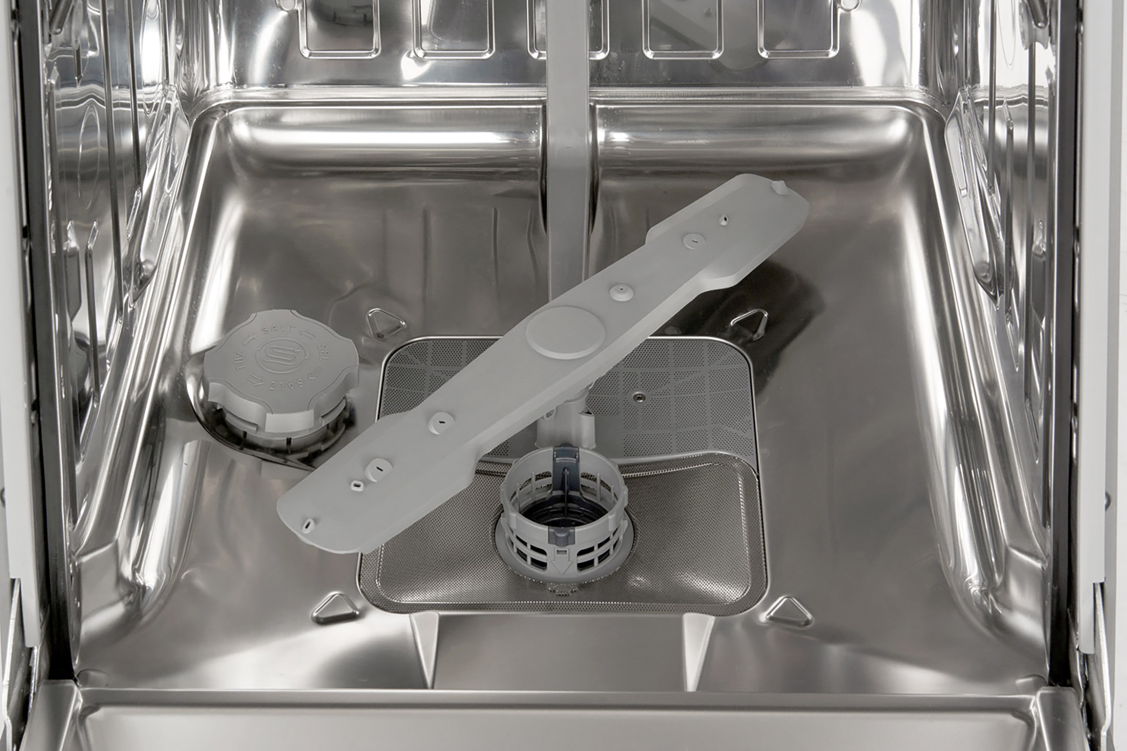 Primo piano dell'interno di una lavastoviglie, che mostra i bracci irroratori e il filtro, tutto in acciaio inox.