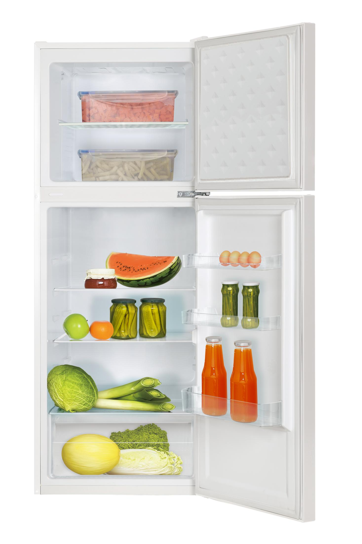 Offener weißer Kühlschrank mit Essen: Wassermelone, Gläser, Obst, Gemüse und Flaschen.