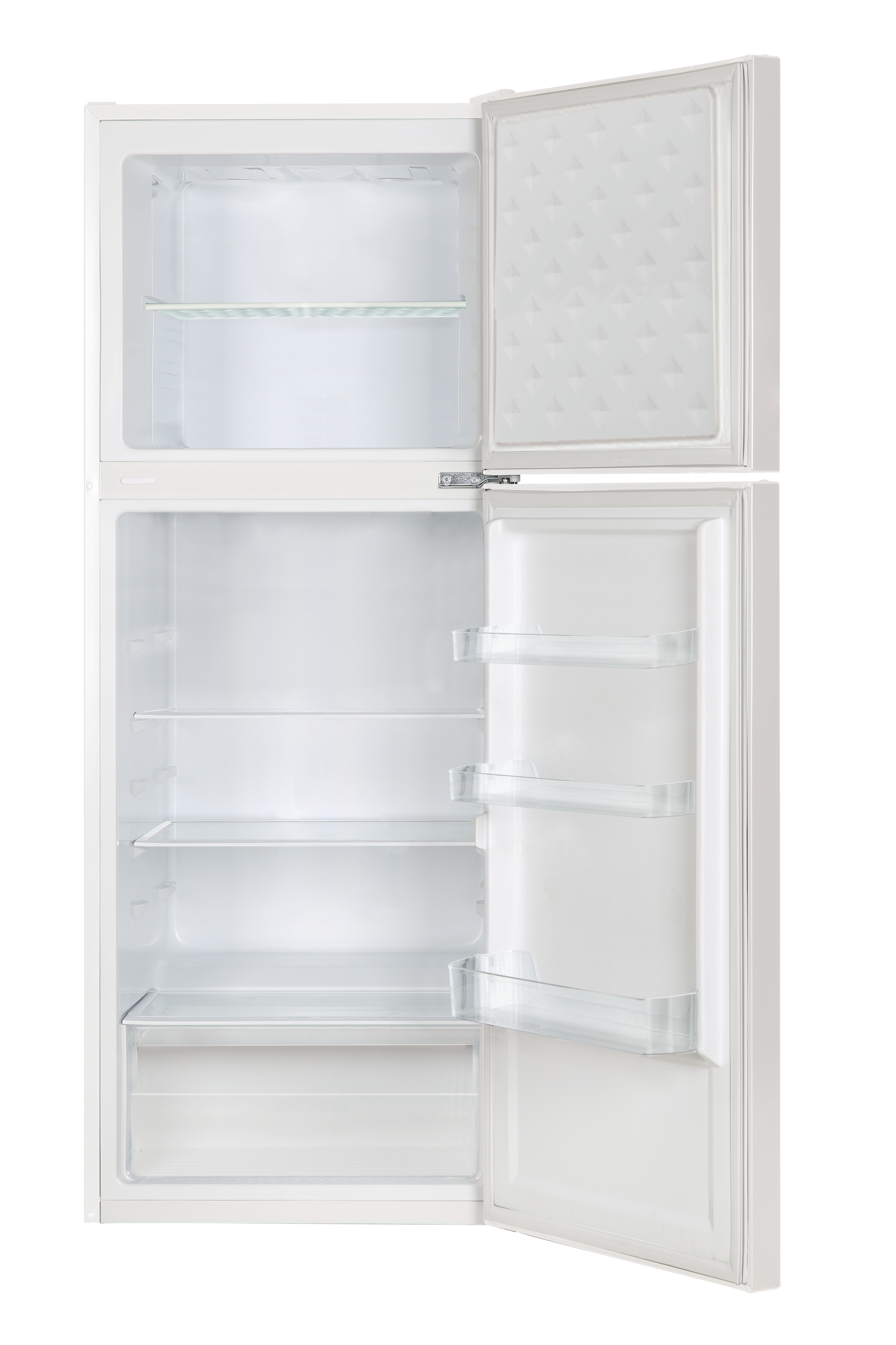 Ein offener weißer Kühlschrank mit durchsichtigen Regalen und Türen, isoliert auf weißem Hintergrund.