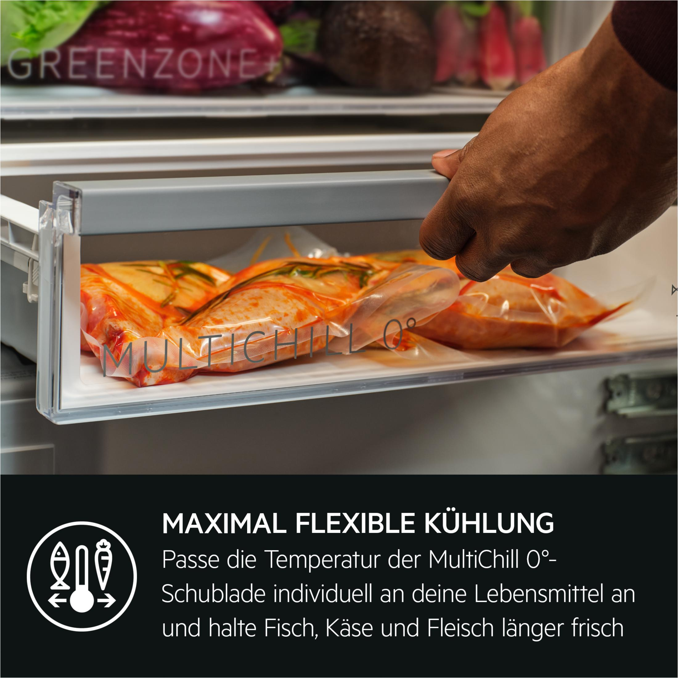 Hand öffnet eine Kühlschublade mit verpackten Lebensmitteln darin.