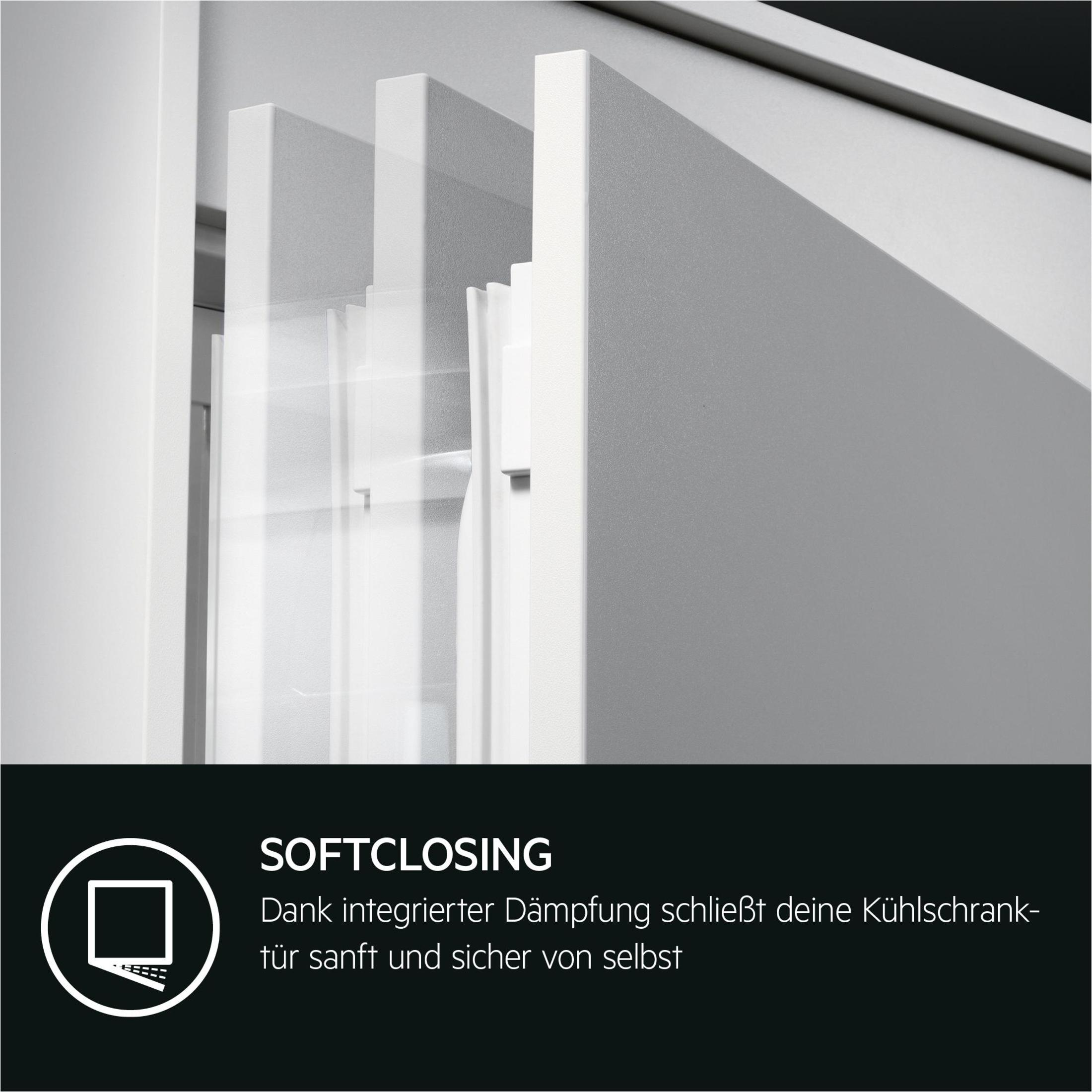 Nahaufnahme der Kühlschranktür, die den SoftClosing-Mechanismus zeigt.