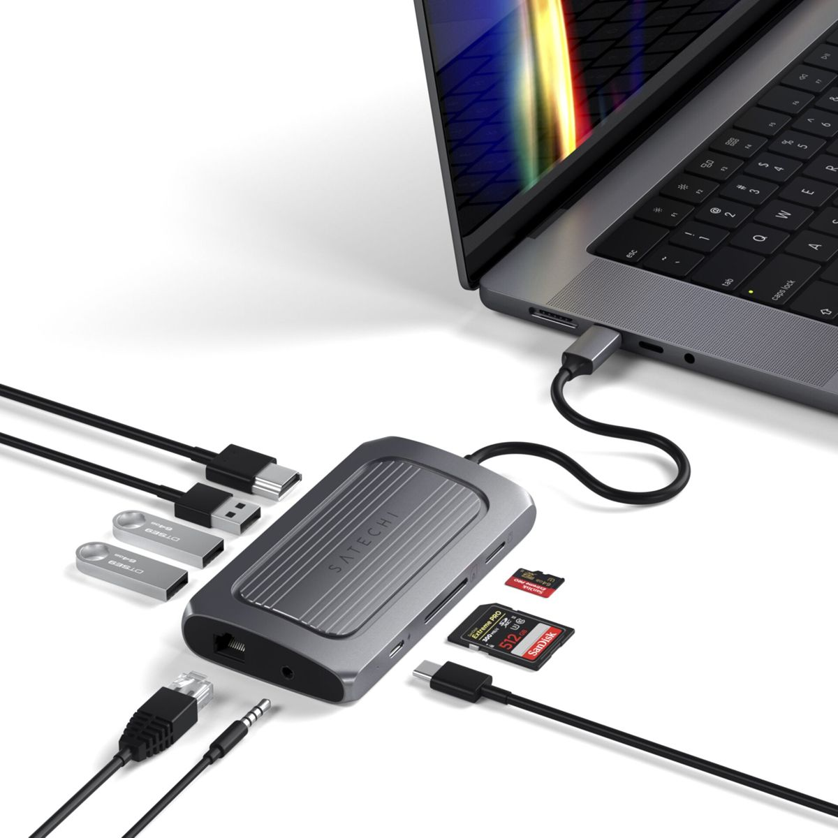 Laptop mit Multiport-Adapter verbunden. Weißer Hintergrund. Schwarze Kabel und Geräte.