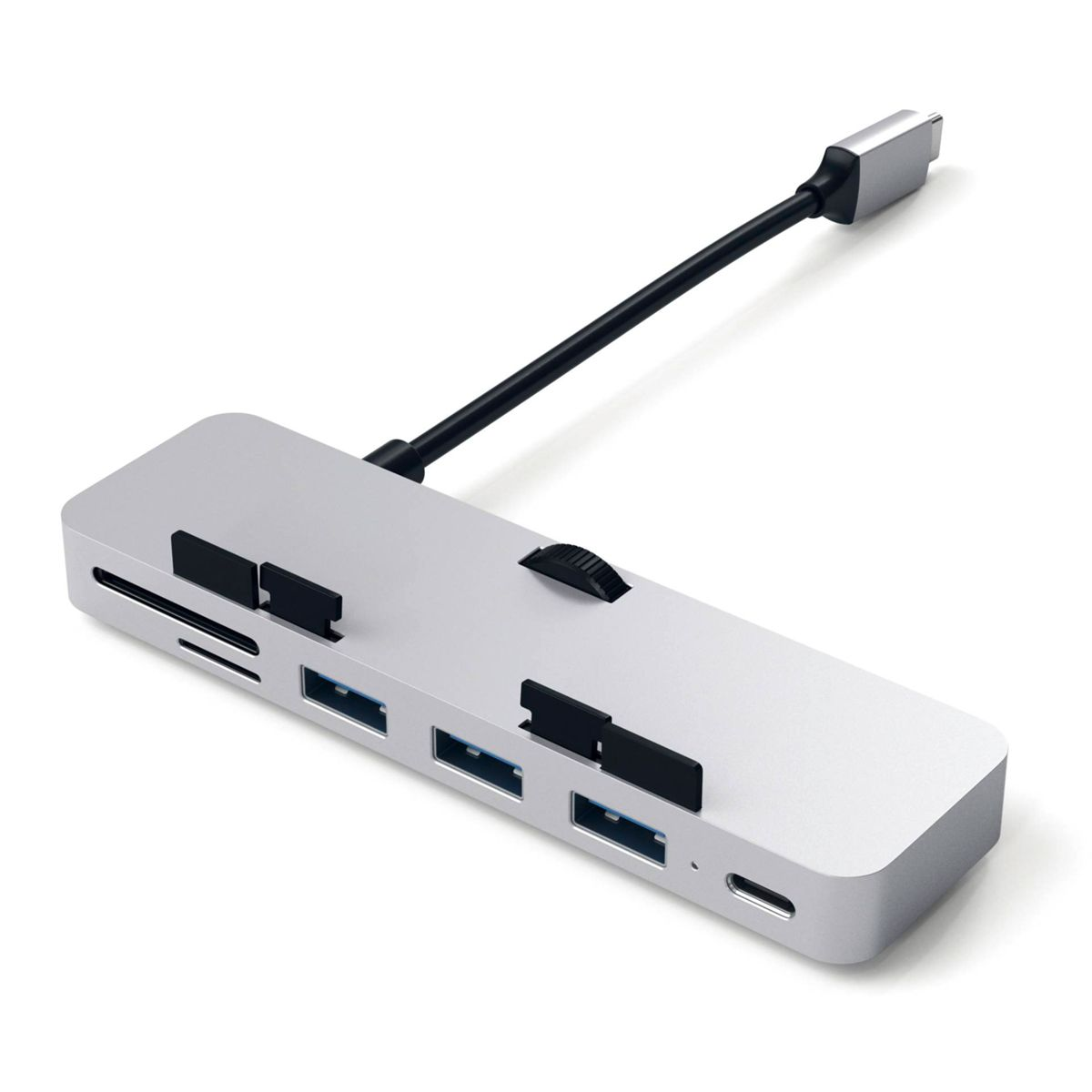 Silberner USB-C-Hub mit mehreren Anschlüssen und einem schwarzen Kabel. Der Hub liegt.