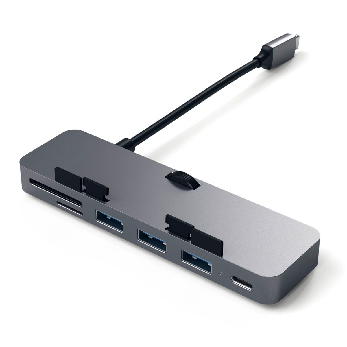 Ein grauer USB-Hub mit mehreren Anschlüssen, einem schwarzen Kabel und verschiedenen Steckplätzen. Der Hintergrund ist weiß.