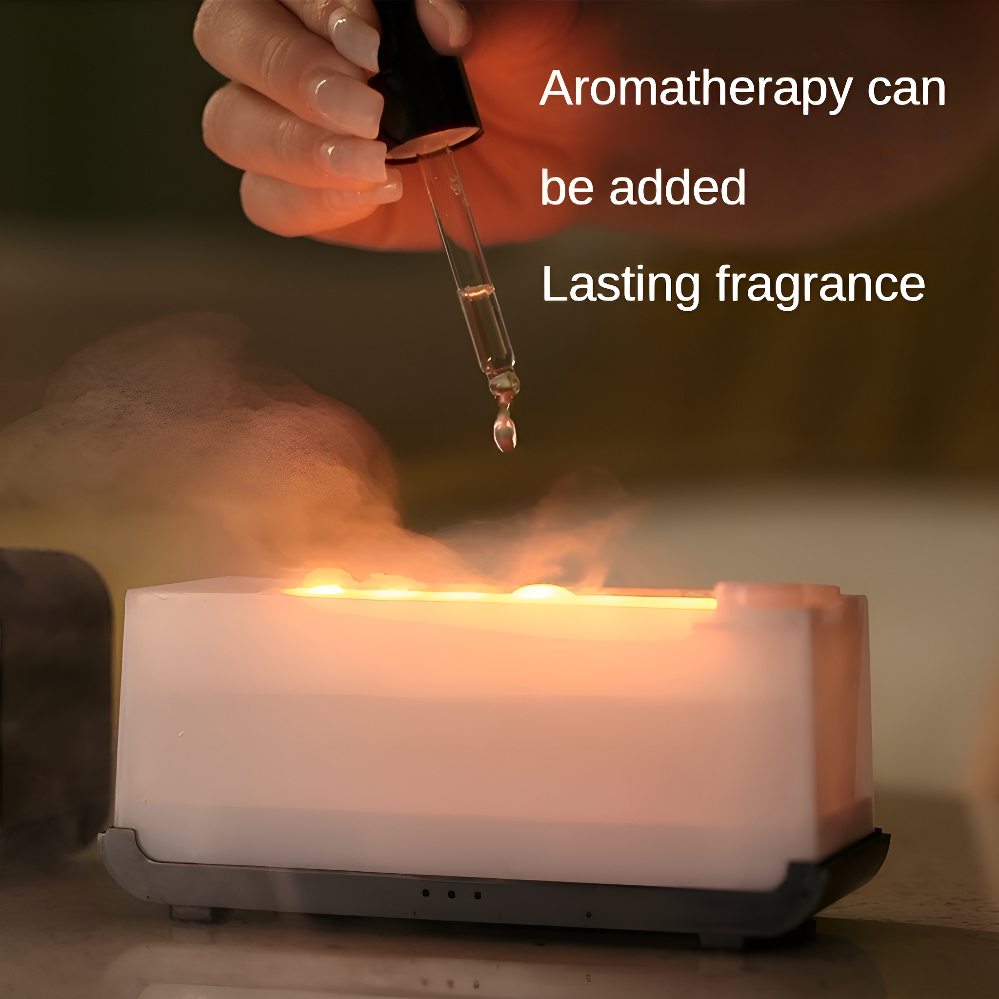 Ein Aromatherapie-Diffusor mit Tropfer und Dampf, und Text. Duft hinzugefügt.