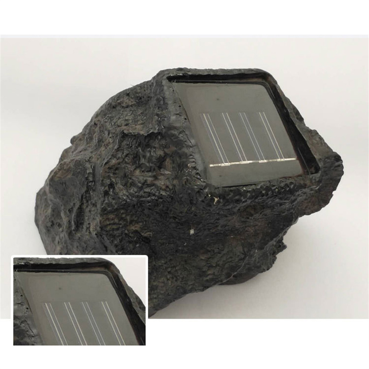 Solarbetriebenes Felsenlicht mit integriertem Solarpanel.