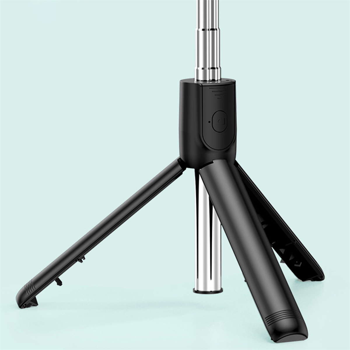 Ein schwarzes Selfie-Stick-Stativ, teilweise ausgefahren, auf hellblauem Untergrund.