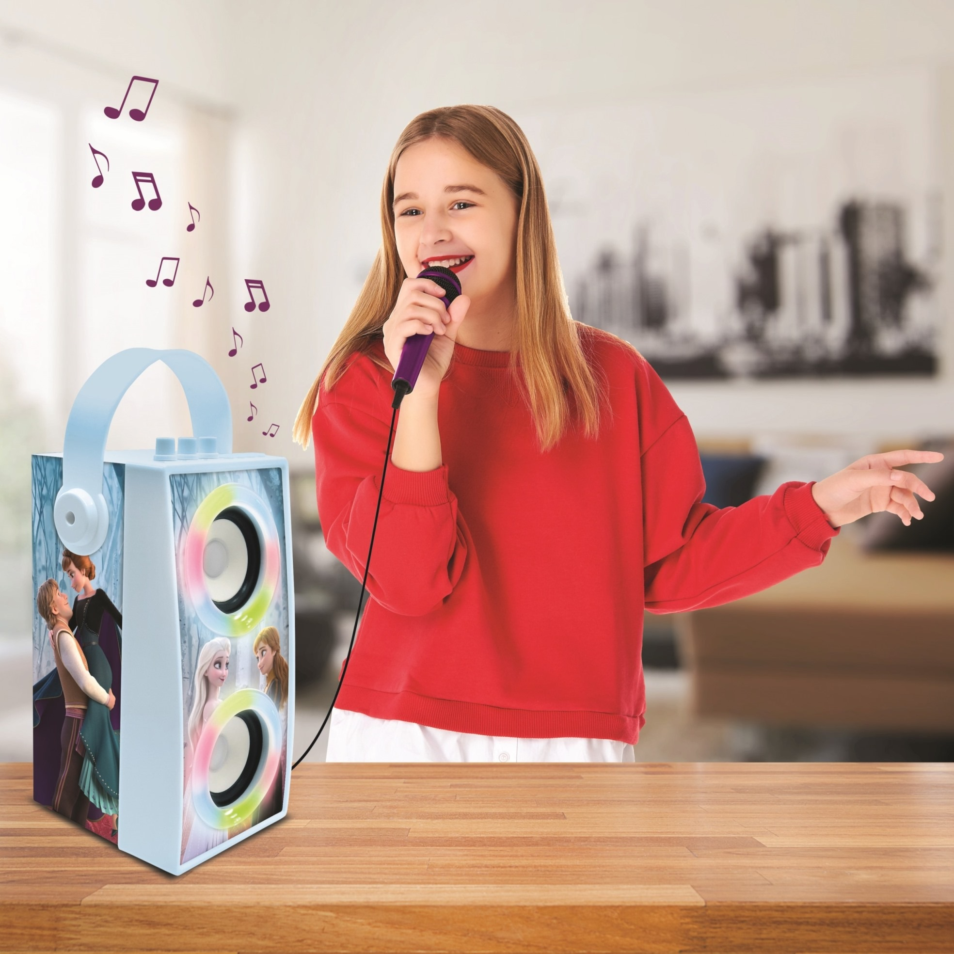 Una ragazza canta in un microfono viola con un altoparlante.