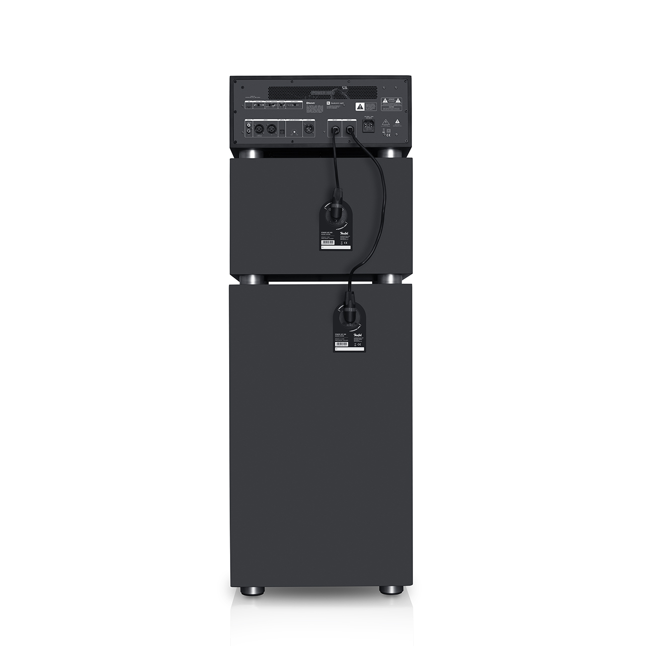 Schwarze Lautsprecher mit Kabeln auf weißem Hintergrund, die Rückseite eines schwarzen Subwoofers.
