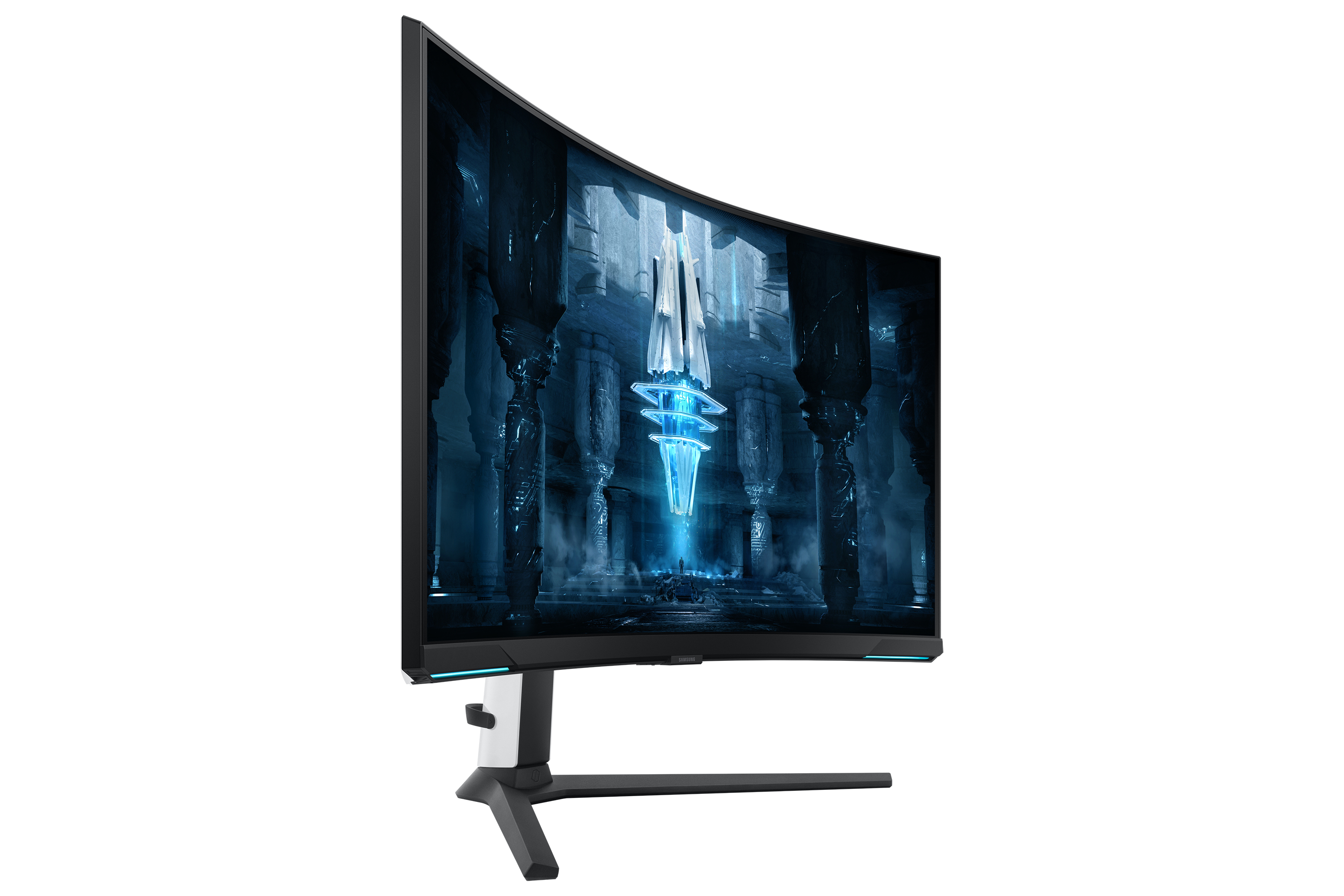 Un monitor Samsung curvo con schermo scuro, su sfondo bianco. È leggermente angolato.