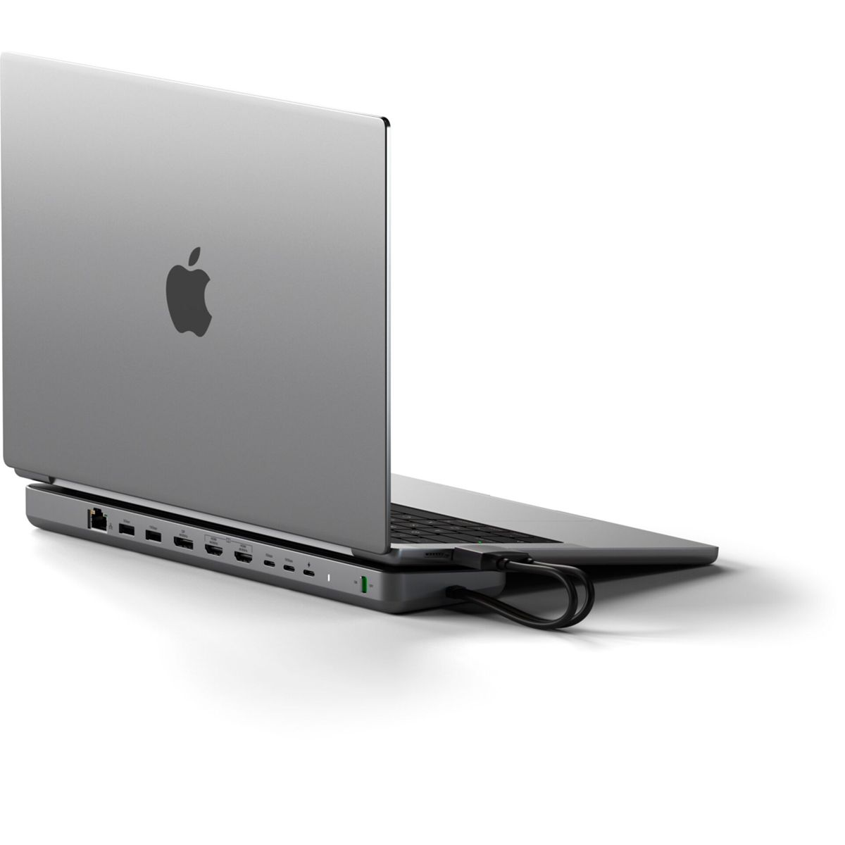 Un laptop argentato con una docking station collegata.
