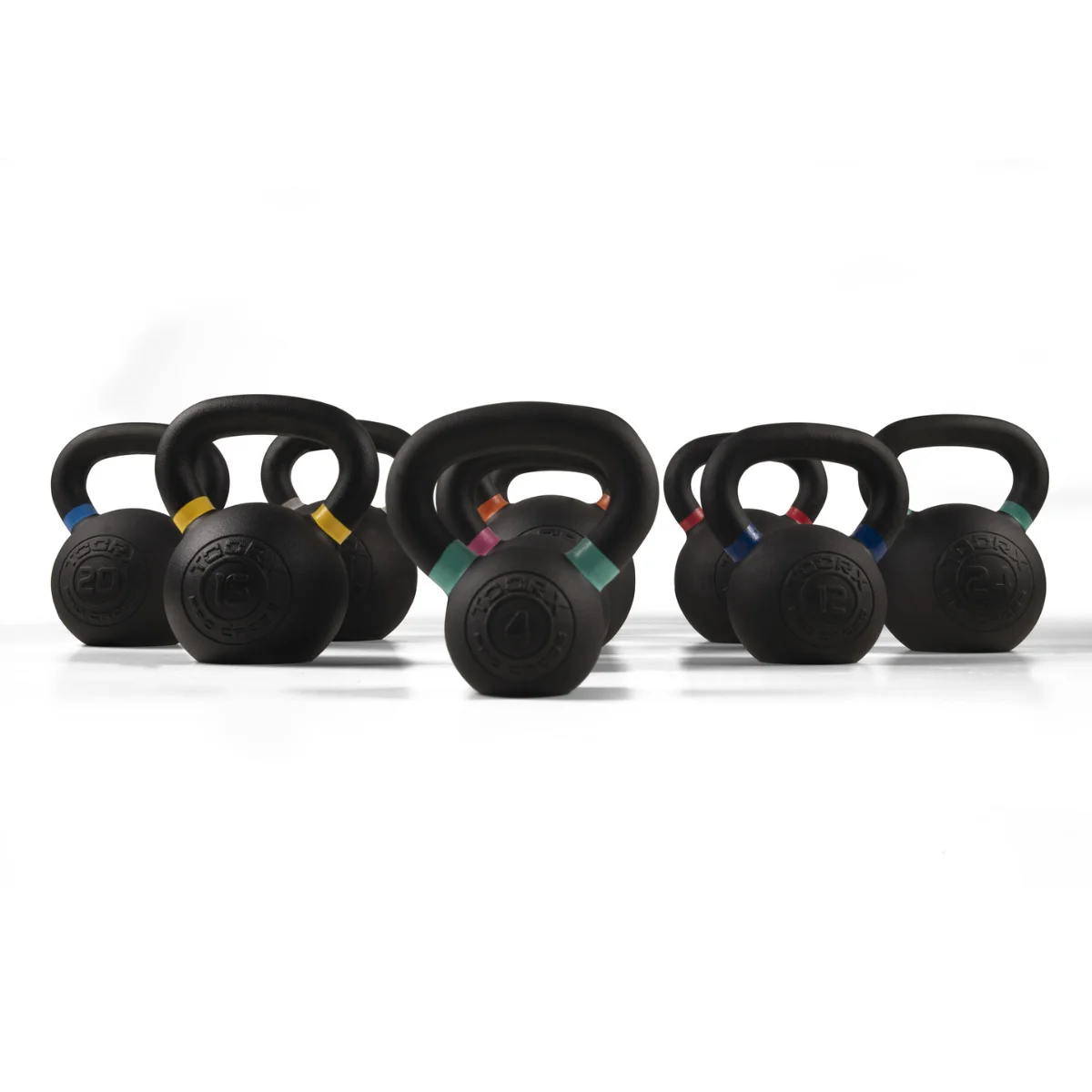 Sammlung schwarzer Kettlebells mit verschiedenfarbigen Griffen, vor weißem Hintergrund.