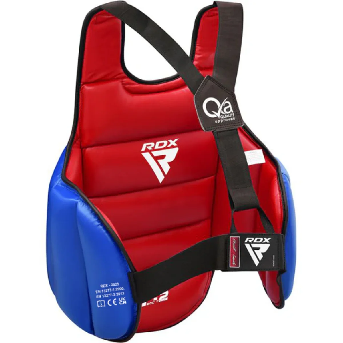 Rode en blauwe RDX borstbeschermer. Zwarte bandjes, wit logo en QA-goedgekeurd label. Gevoerd voor bescherming.