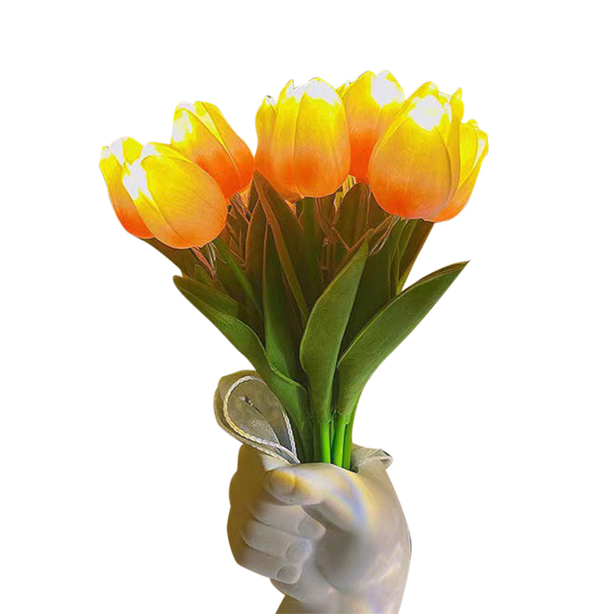 Strauß gelber Tulpen von Statuenhand gehalten. Grüne Blätter. Weißer Hintergrund.