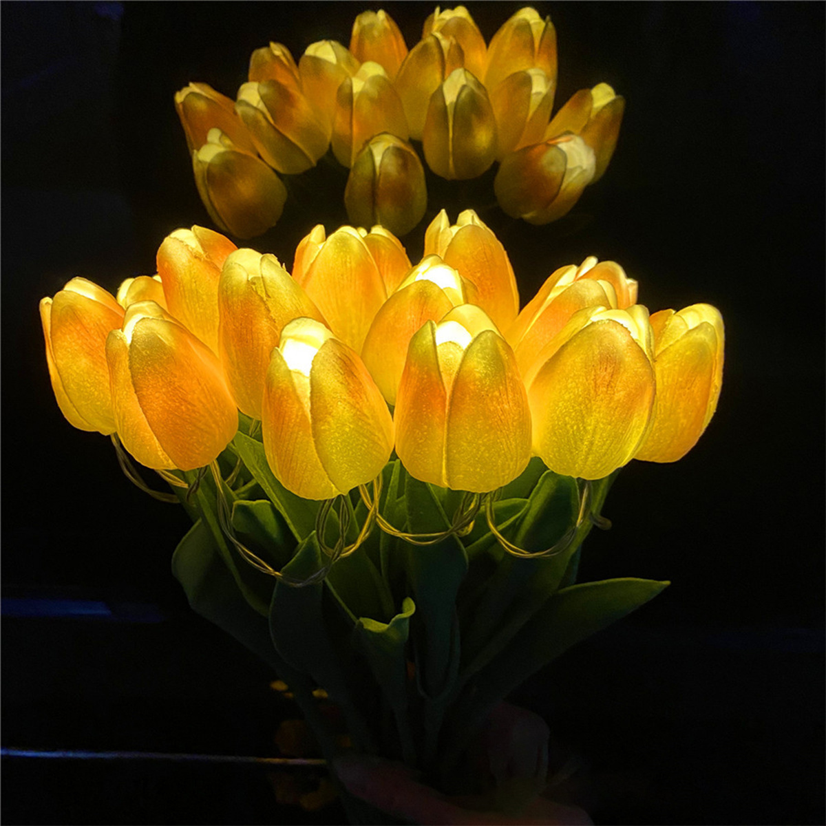 Ein Strauß gelber, leuchtender Tulpen.