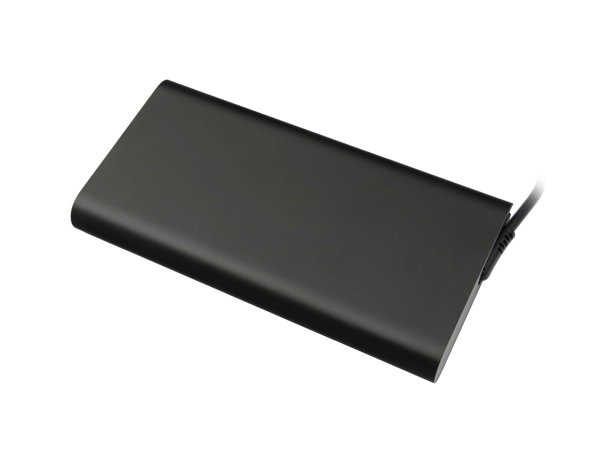 Ein schwarzes Laptop-Netzteil auf weißem Hintergrund, leicht angewinkelt.