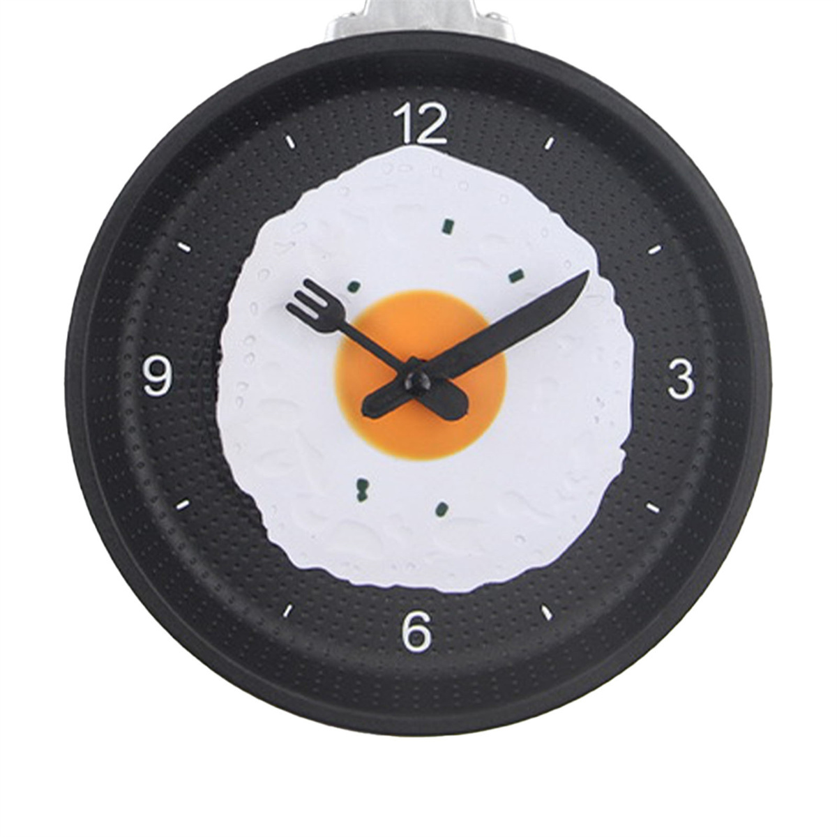 Eine Uhr mit einem eiförmigen Zifferblatt, Gabel- und Messerzeigern auf schwarzem Untergrund.