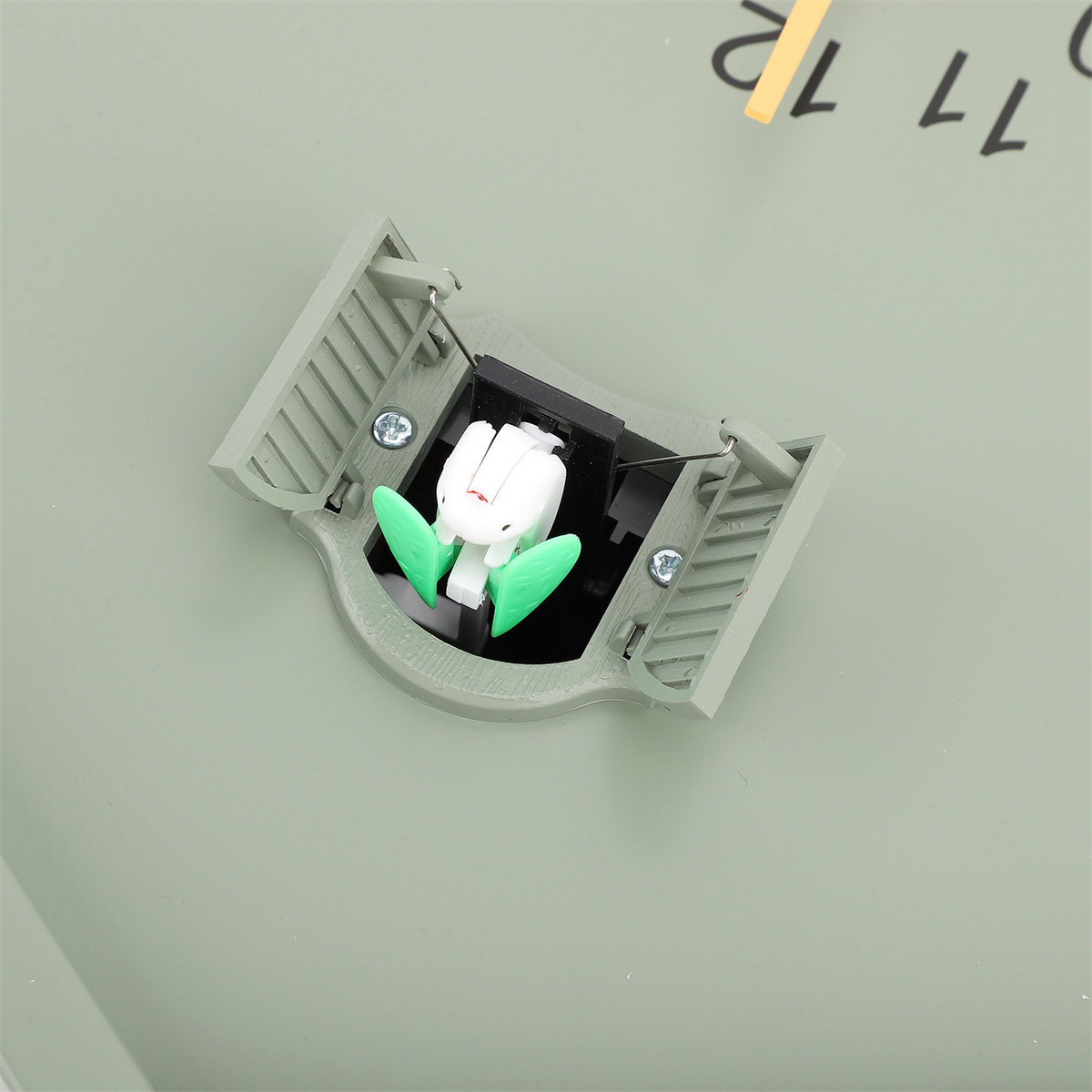 Ein Uhrenmechanismus mit einer Blume in der Mitte.