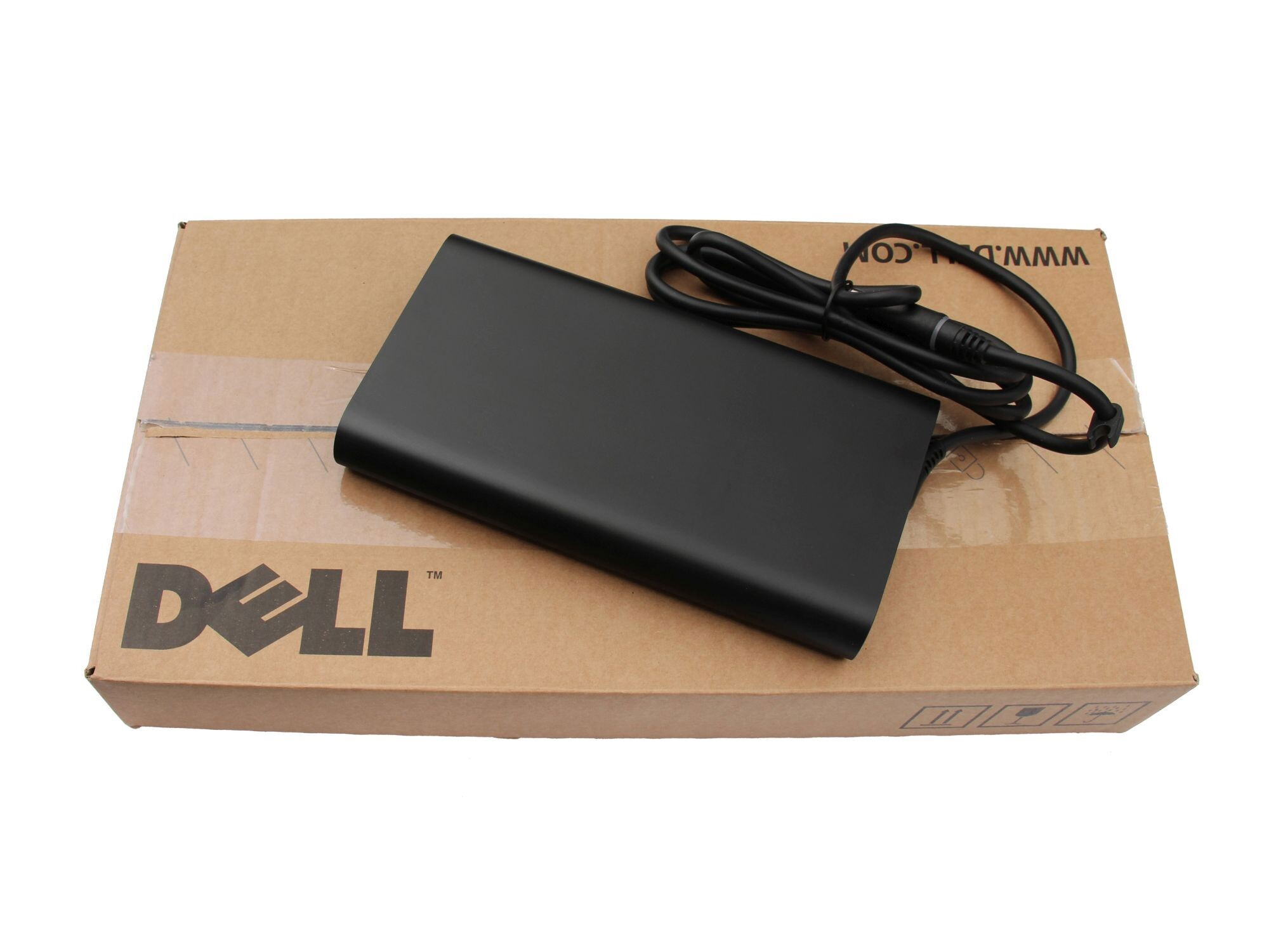 Dell-Netzteil auf einem Karton. Schwarzer Adapter mit Kabel, Box hat DELL-Logo und Text.