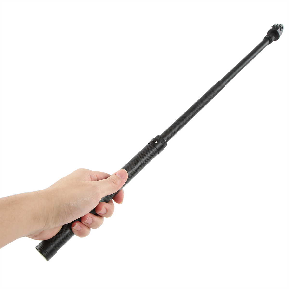 Eine Hand, die einen ausgefahrenen schwarzen Einbeinstativ oder Selfie-Stick vor weißem Hintergrund hält.