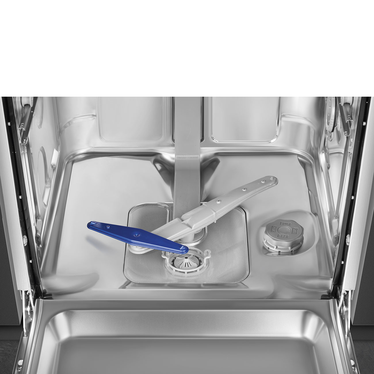 Interno di una lavastoviglie con braccio spruzzatore blu e filtro. L'interno è in acciaio inox.