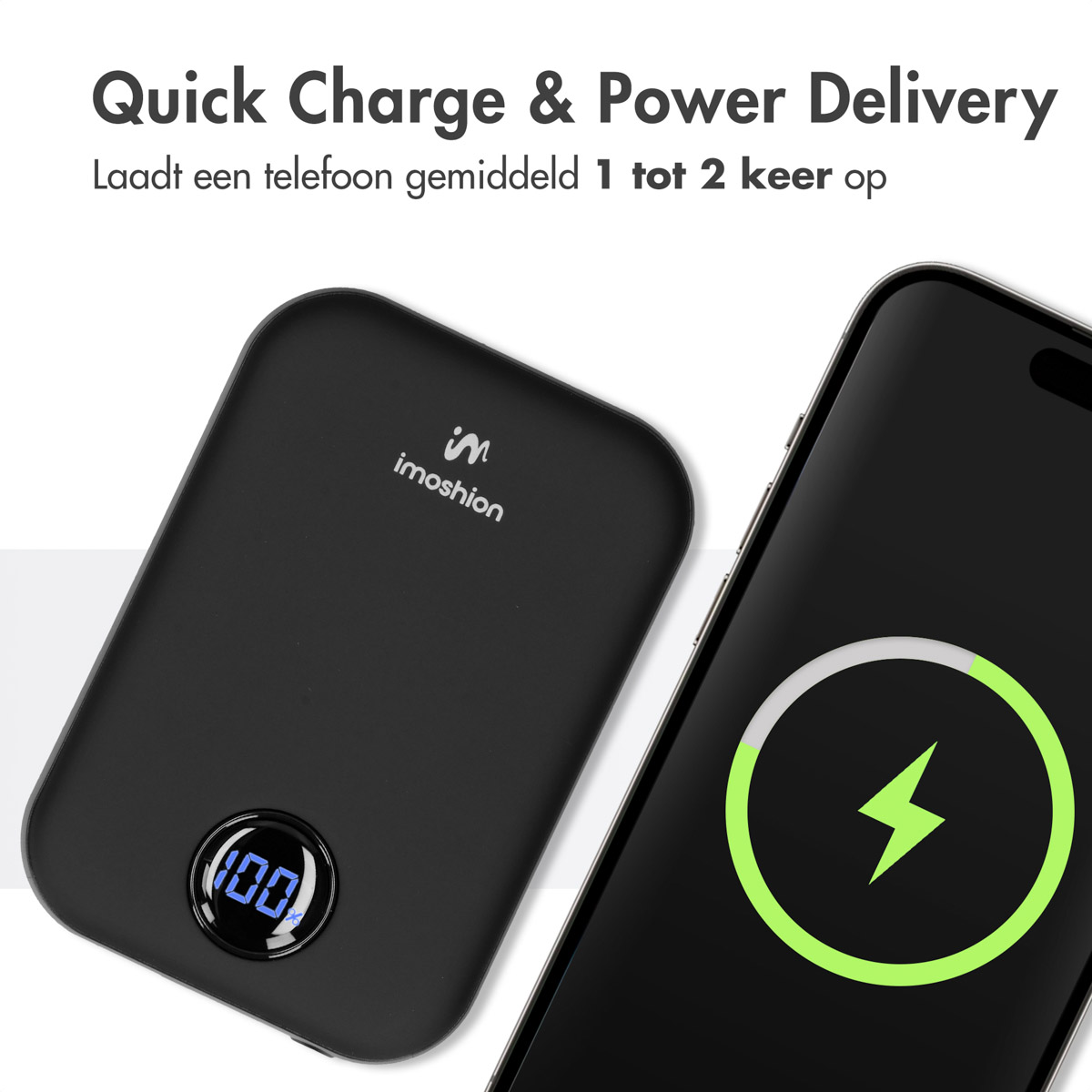 Batterie externe noire chargeant un téléphone. L'écran du téléphone affiche une icône de charge.