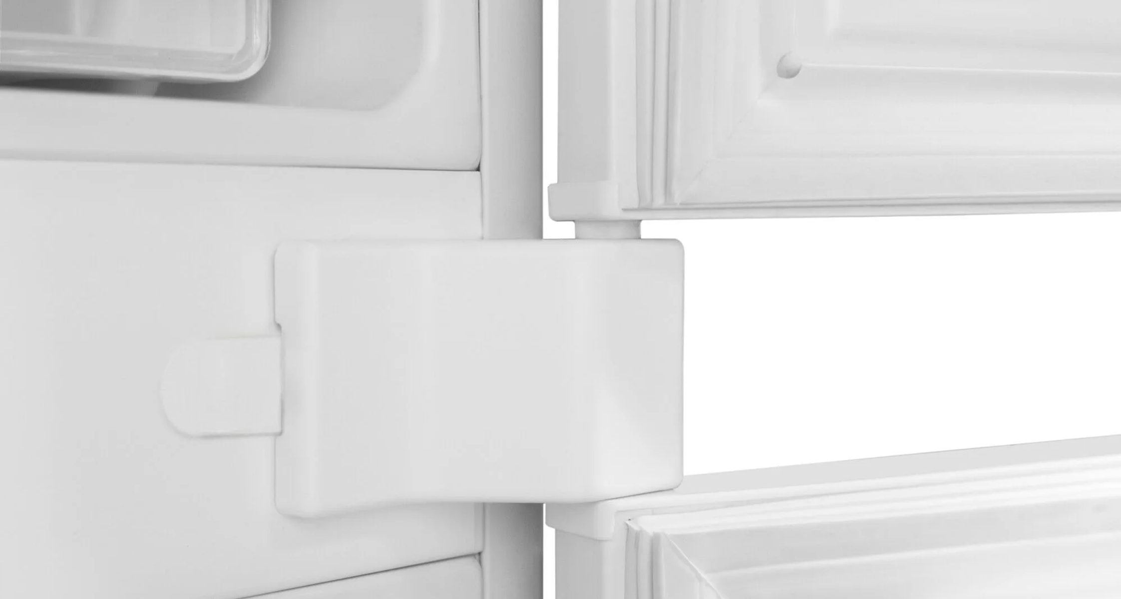 Primer plano de una bisagra de puerta de refrigerador blanca.