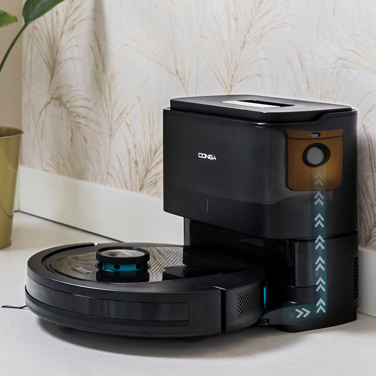Ein schwarzer Roboterstaubsauger ist in einer schwarzen Ladestation vor einer hellen Blumentapete angedockt.