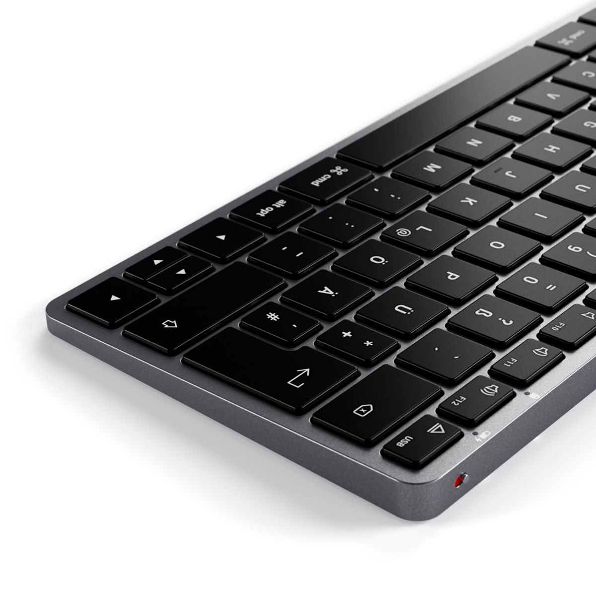 Nahaufnahme einer grauen Tastatur mit schwarzen Tasten. USB-Anschluss und rotes Licht rechts.
