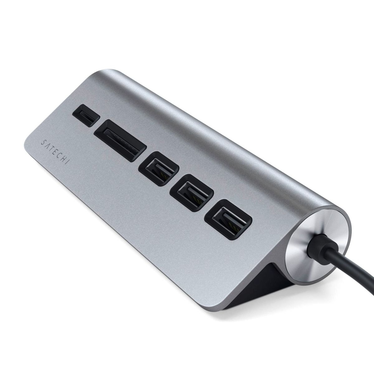 Un hub USB Satechi argentato con più porte e cavo nero.