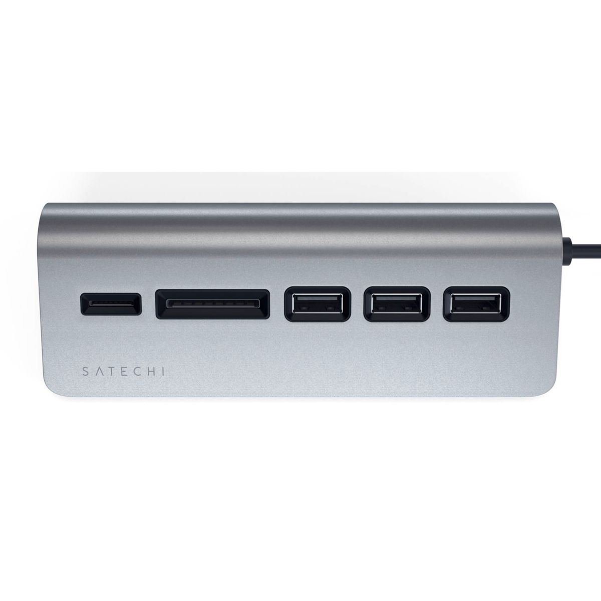 Un hub USB Satechi argentato con varie porte, tra cui USB e slot per lettori di schede.