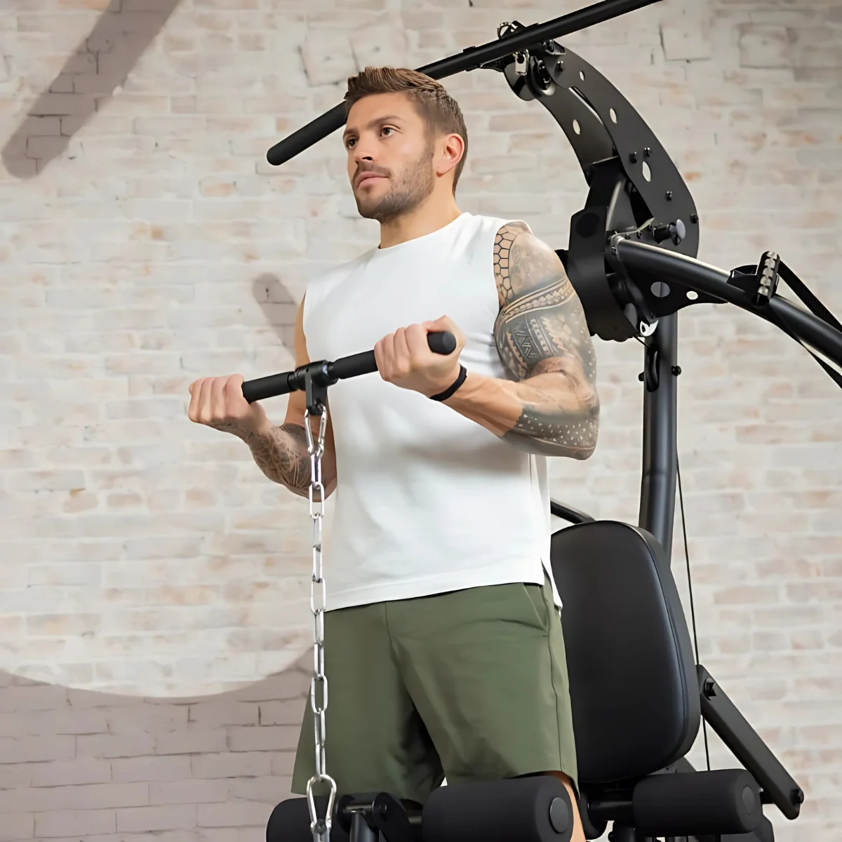 Mann, der eine Heimtrainingsmaschine für eine Bizepscurl-Übung benutzt.