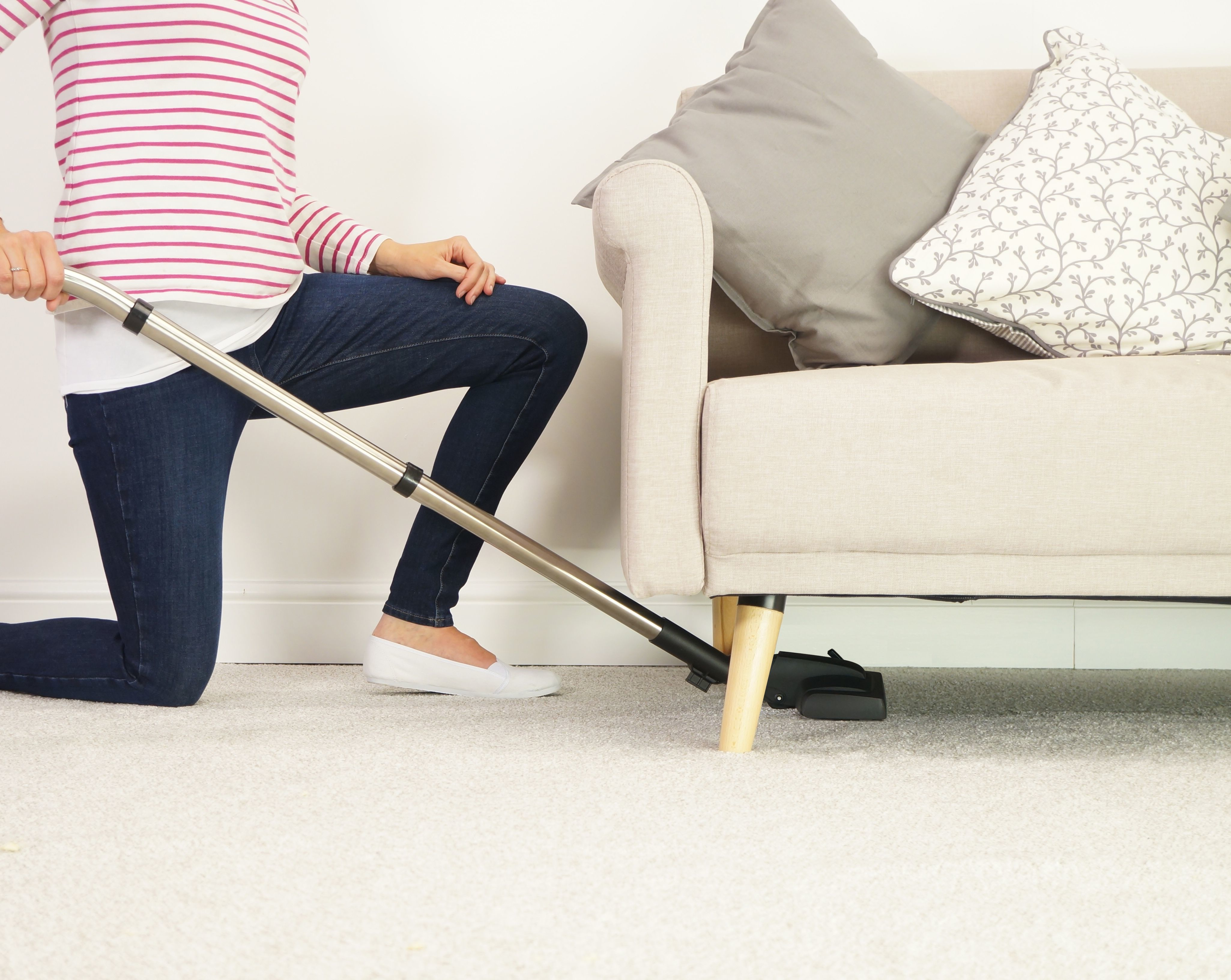 Un aspirateur sans fil debout. Design gris et noir.