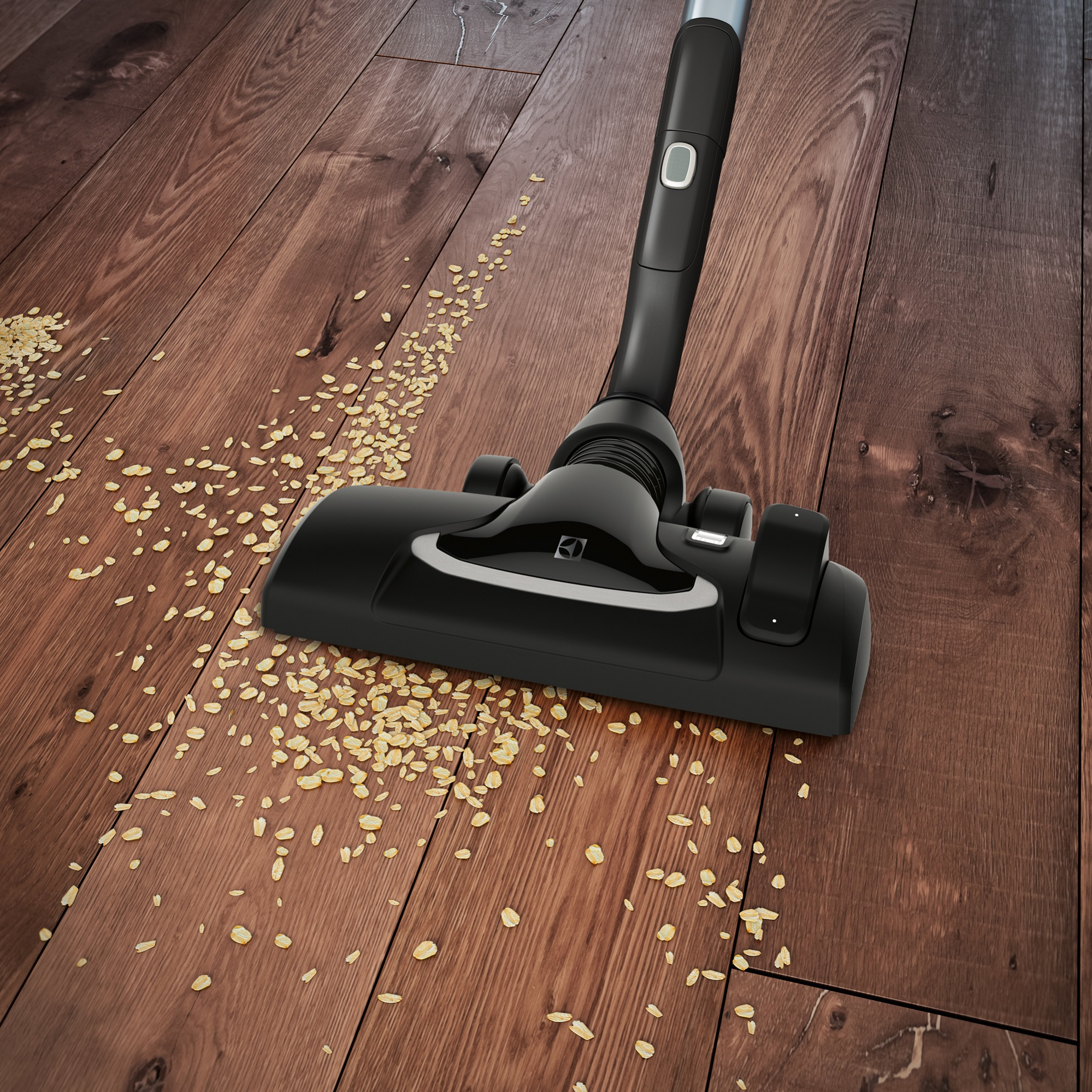 Odkurzacz czyszczący drewnianą podłogę. Za odkurzaczem pozostają ziarniste zanieczyszczenia.