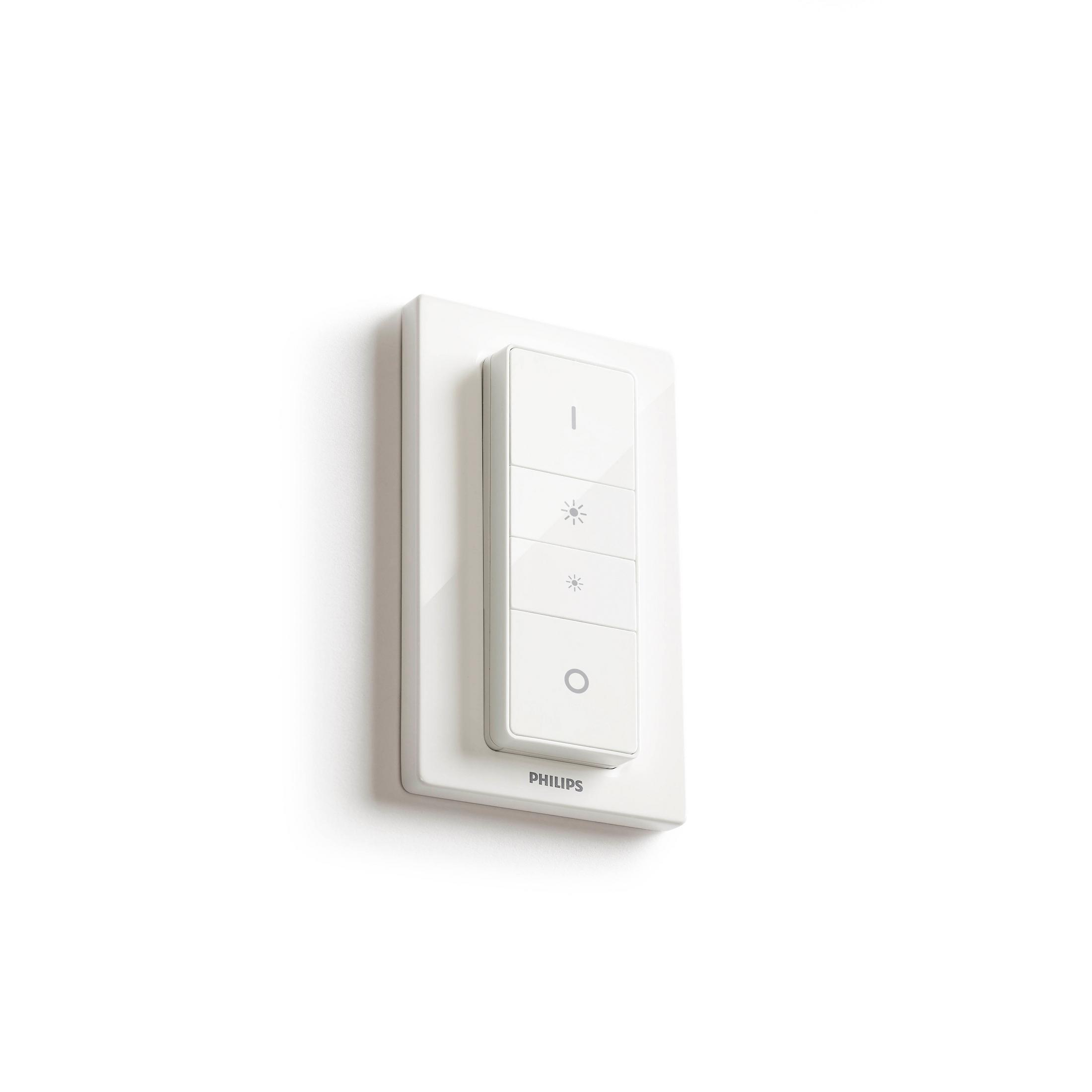 Un réfrigérateur blanc avec un congélateur supérieur, sur fond blanc.
