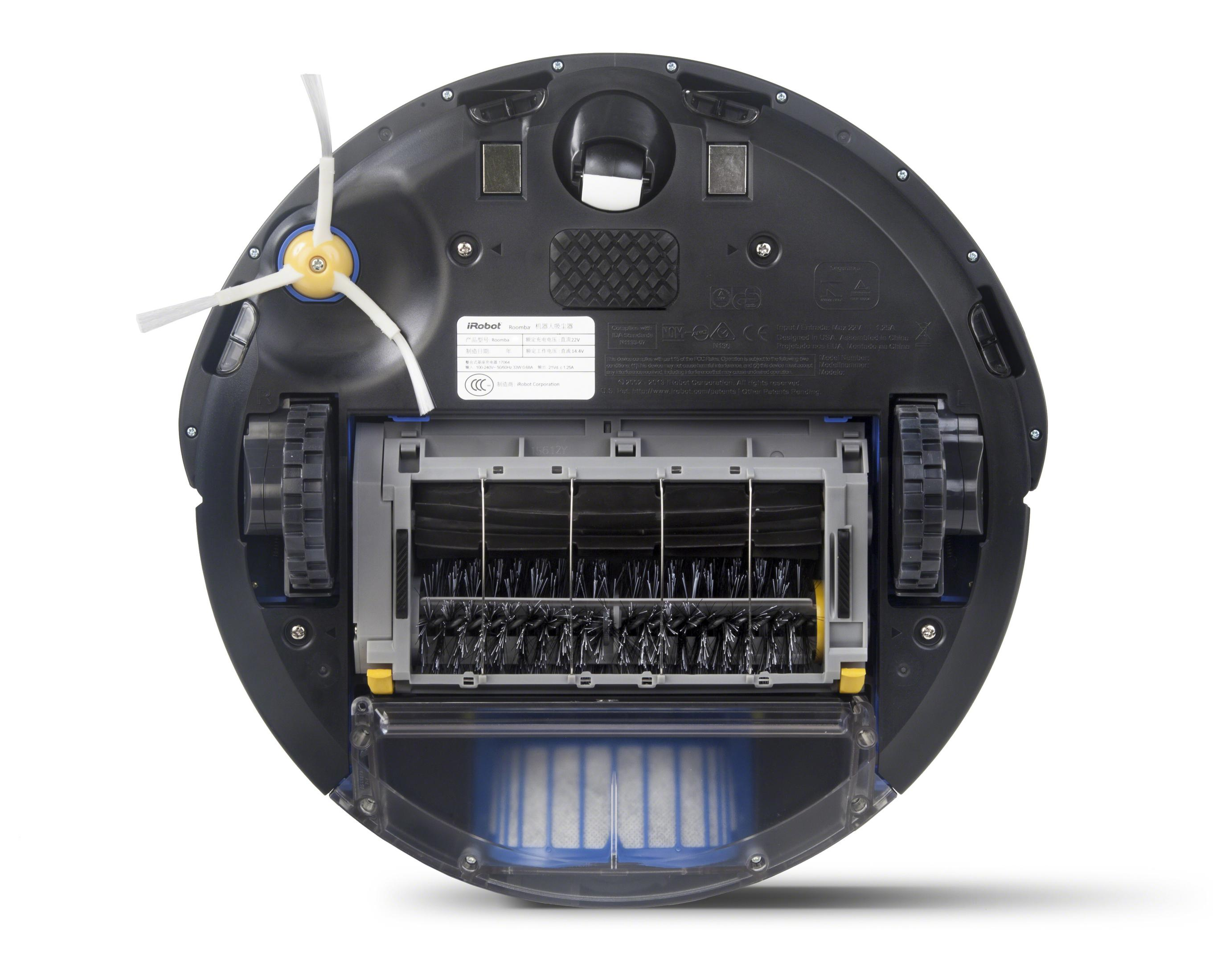 Robot odkurzający, widok od spodu. Czarny, ze szczotkami i kołami.