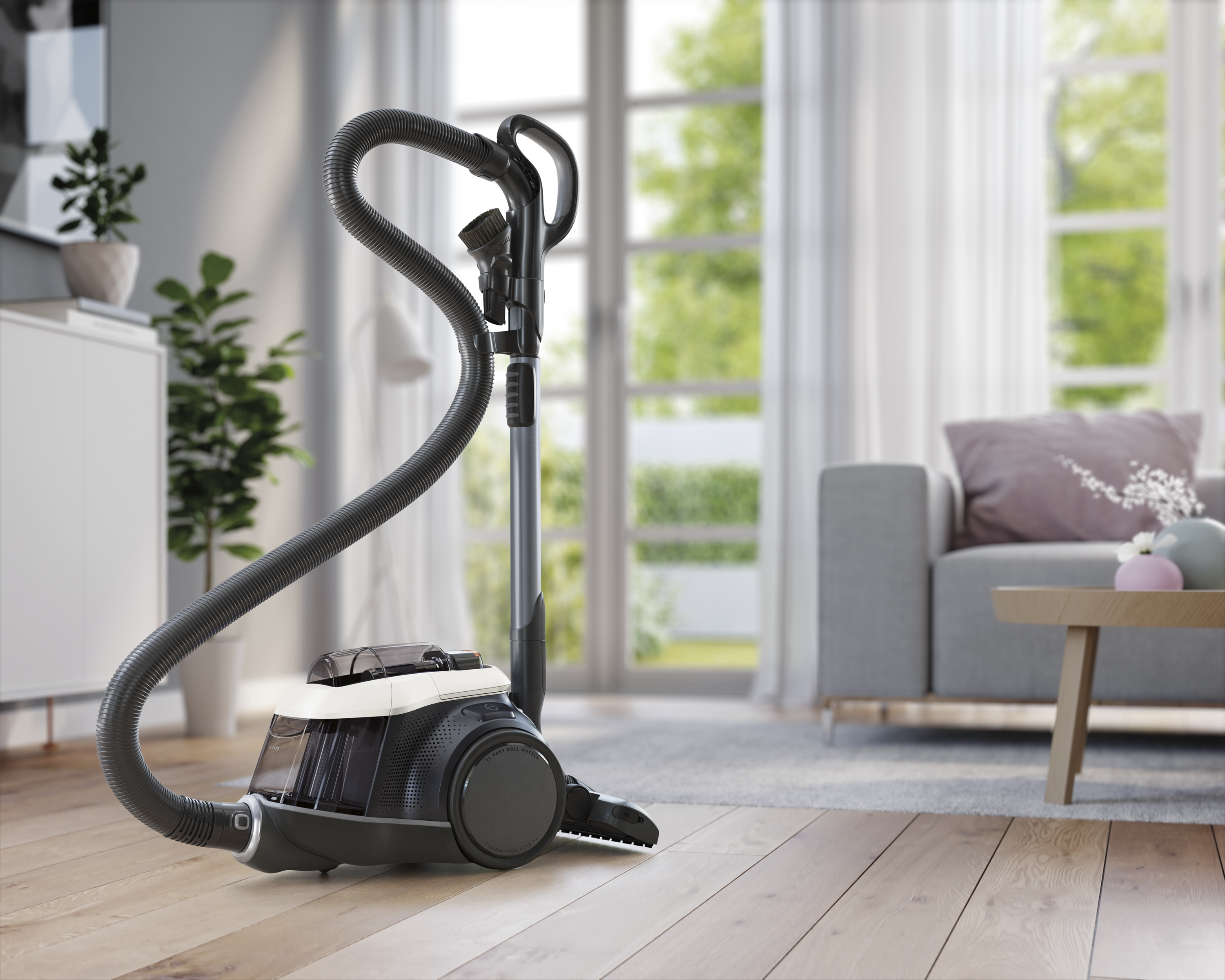 Odkurzacz Electrolux w domu. Odkurzacz stoi na drewnianej podłodze w salonie.