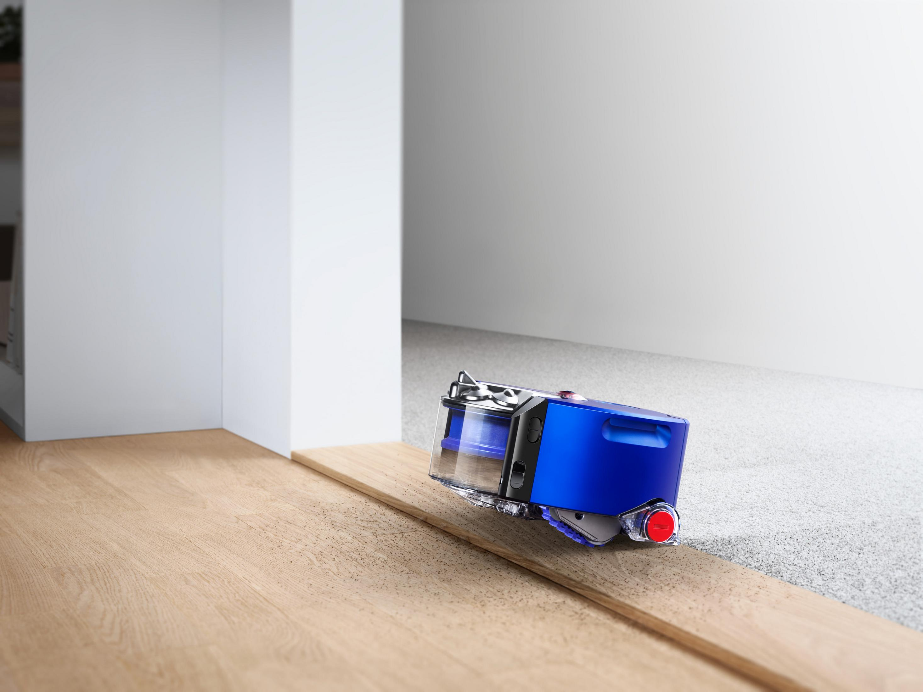 Blauer und weißer Roboter-Staubsauger reinigt Holzboden und Teppich.