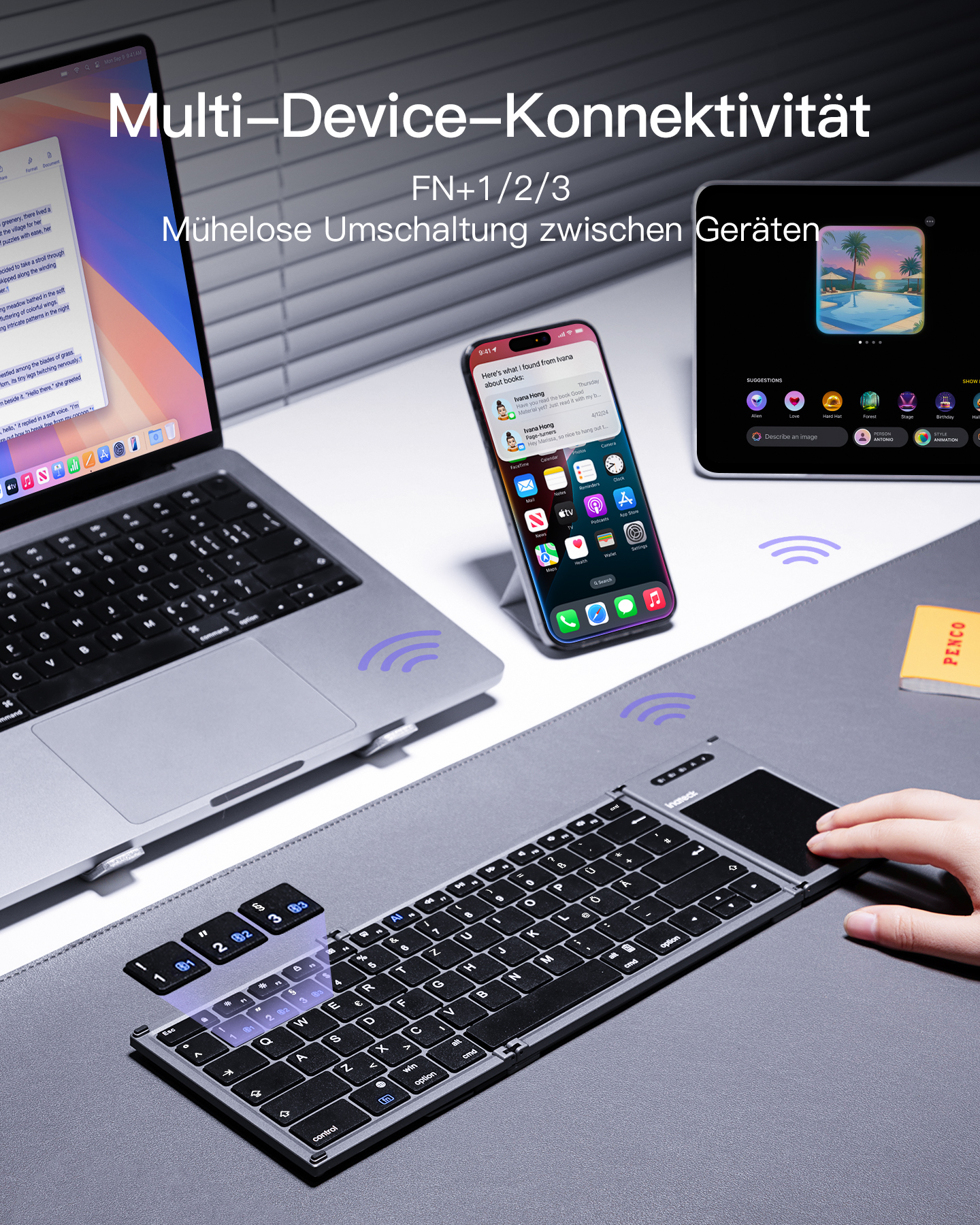 Laptop, telefono, tablet e tastiera su superficie grigia. Simboli wireless indicano la connettività. Mano tocca la tastiera.