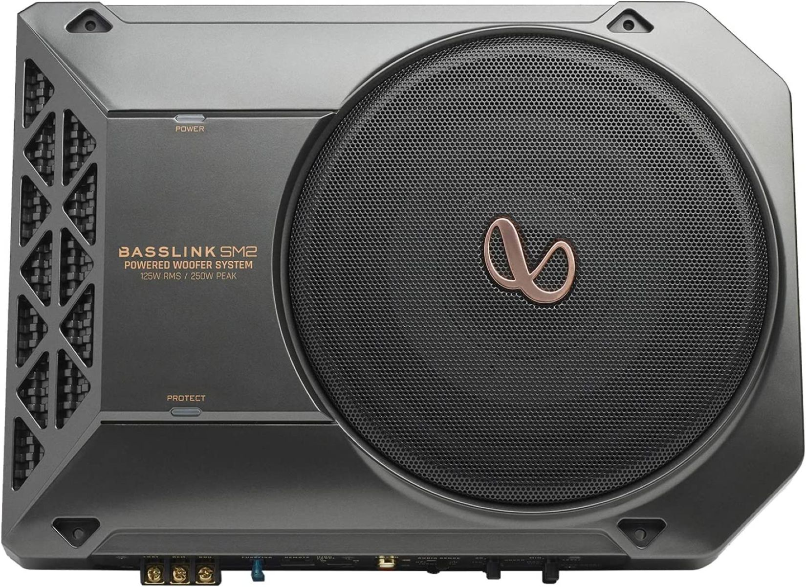 Aktiver Subwoofer mit großem Lautsprecher, Gitter und Branding sichtbar.