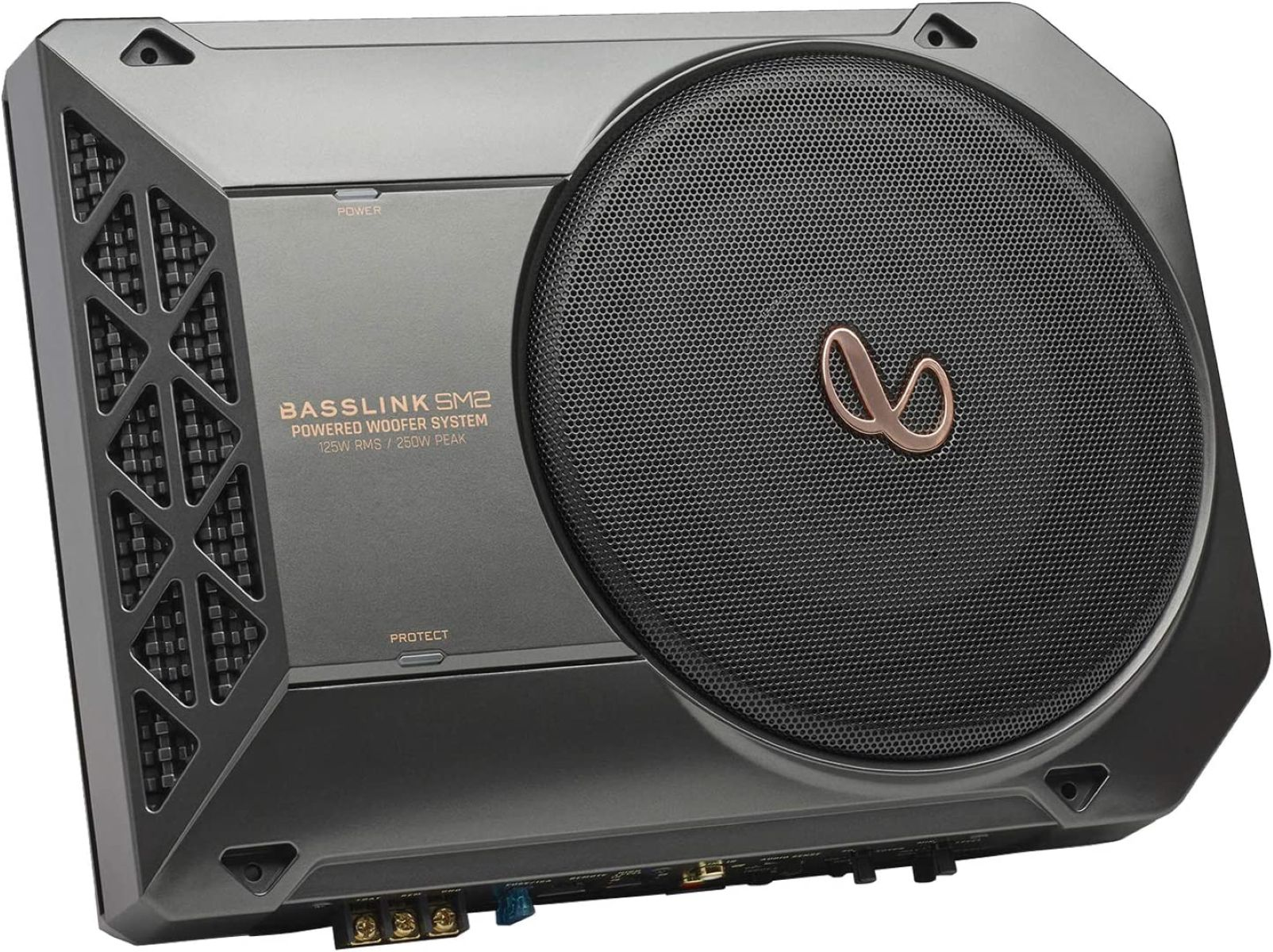 Ein grauer aktiver Subwoofer mit schwarzem Mesh-Grill und einem kupferfarbenen Logo.
