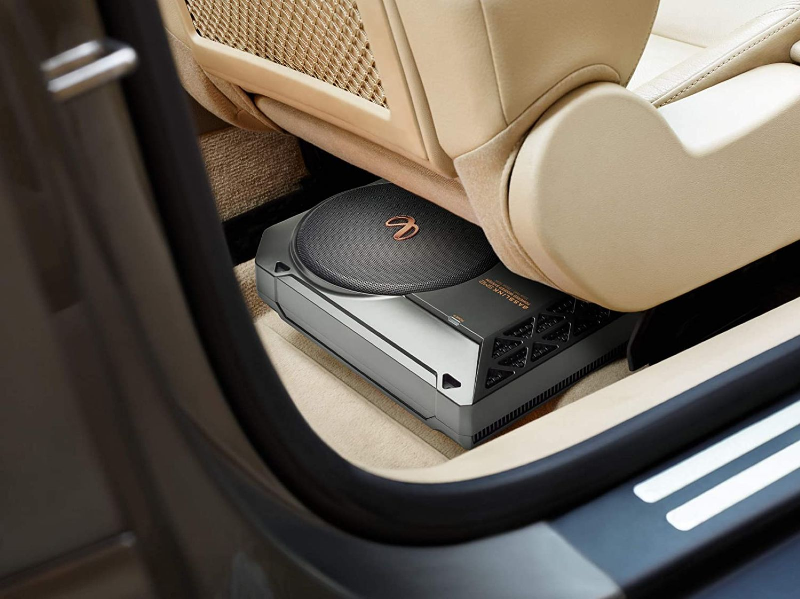 Autositz mit einem Subwoofer unter dem Sitz eingebaut. Grau-schwarzes Gerät.